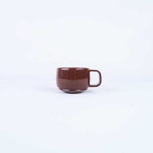 petite tasse en plastique brun