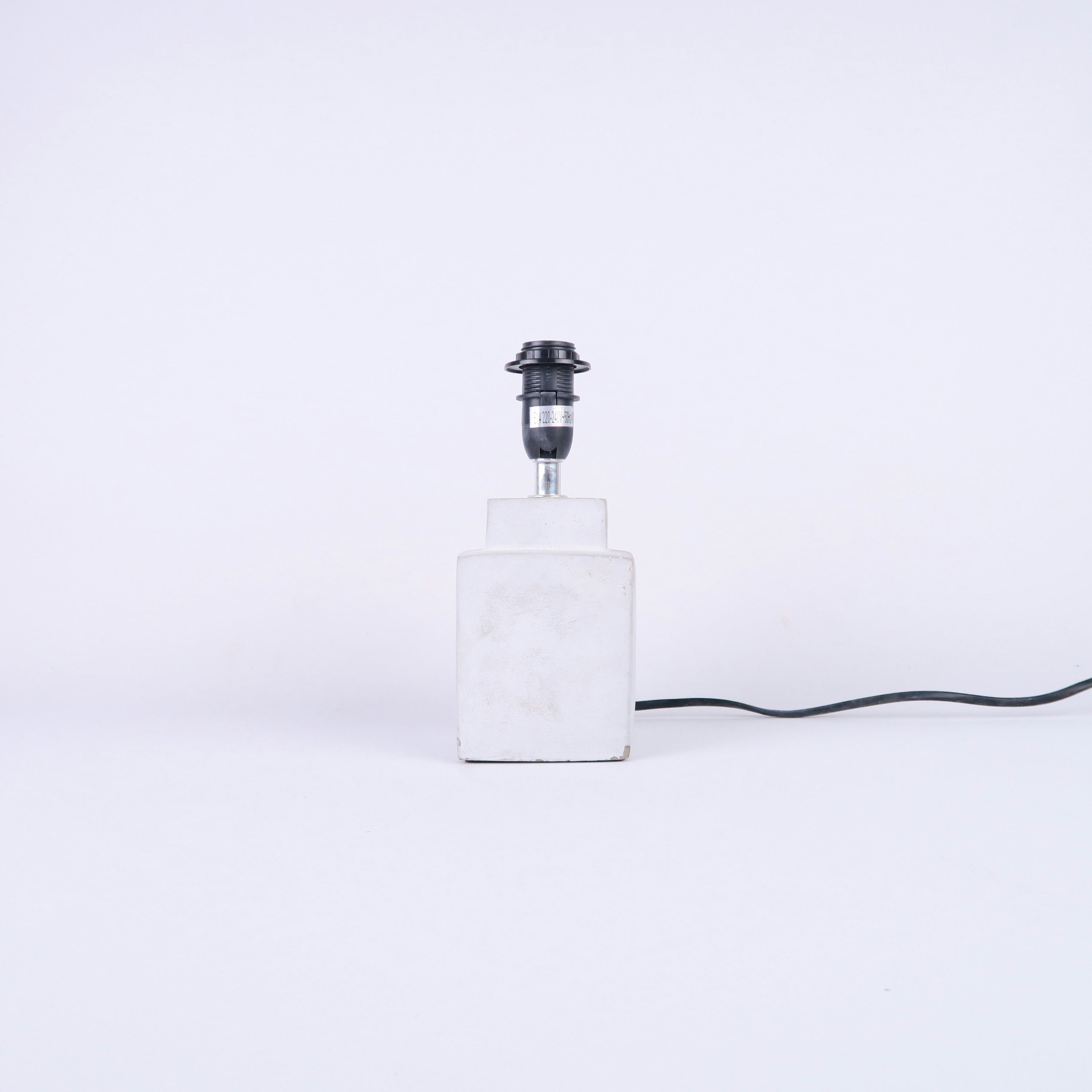 pied de lampe en plâtre cubique