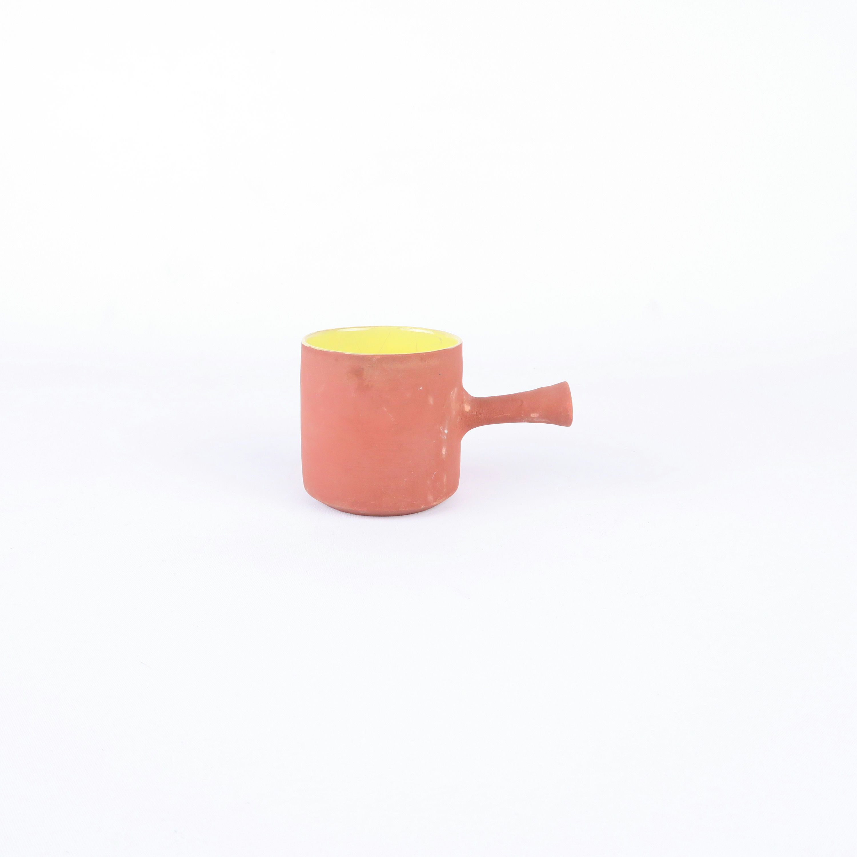 tasse moyenne en terre cuite et intérieur émaillé coloré