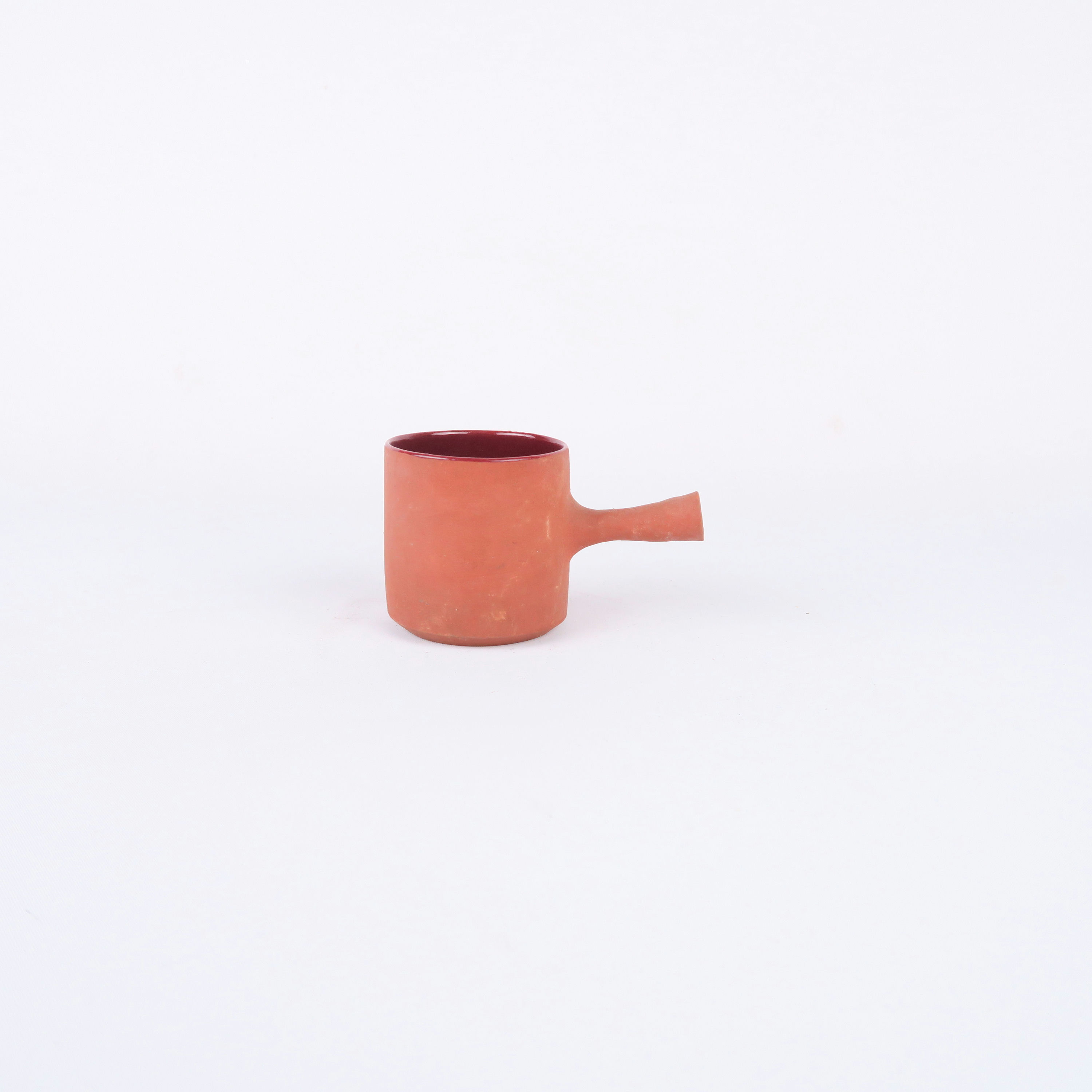 tasse avec poignée en terre cuite et intérieur émaillé rouge