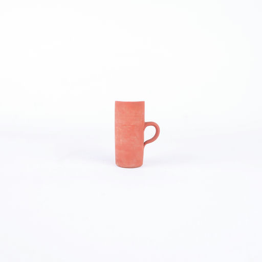 petite tasse allongée en terre cuite et intérieur émaillé blanc