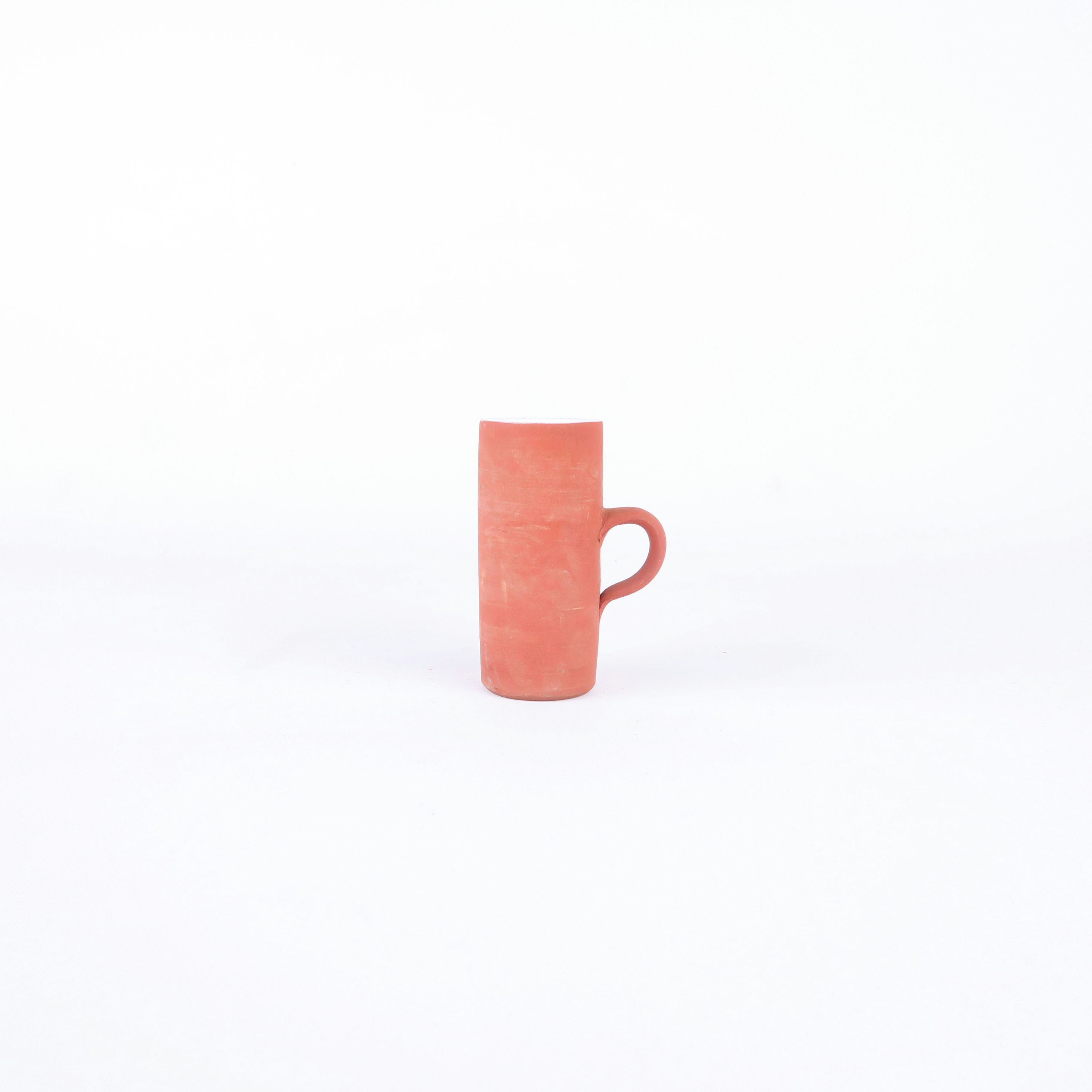 petite tasse allongée en terre cuite et intérieur émaillé blanc