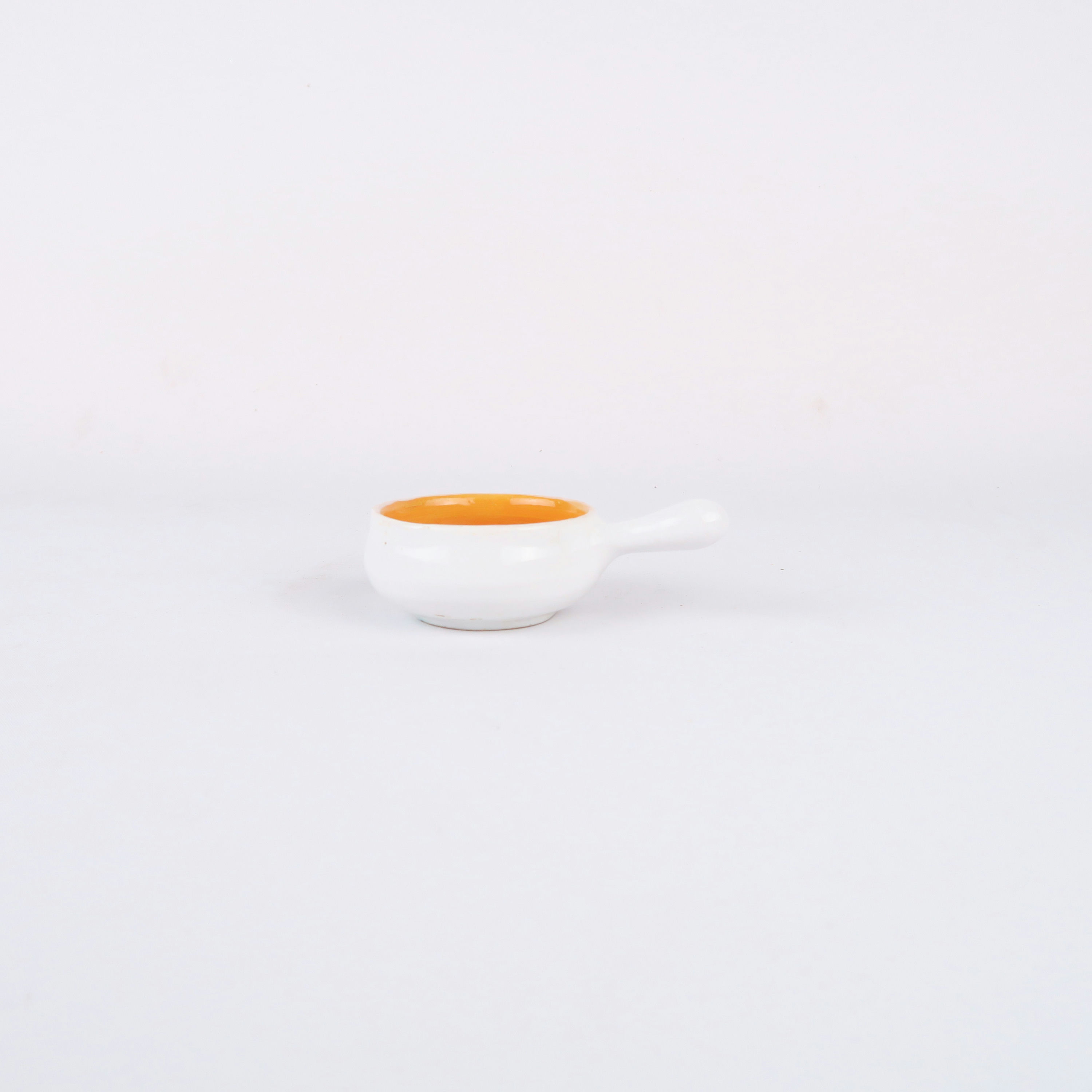 petit plat émaillé blanc, jaune et orange