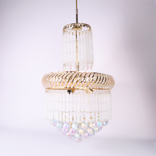 suspension dorée et éléments en verre