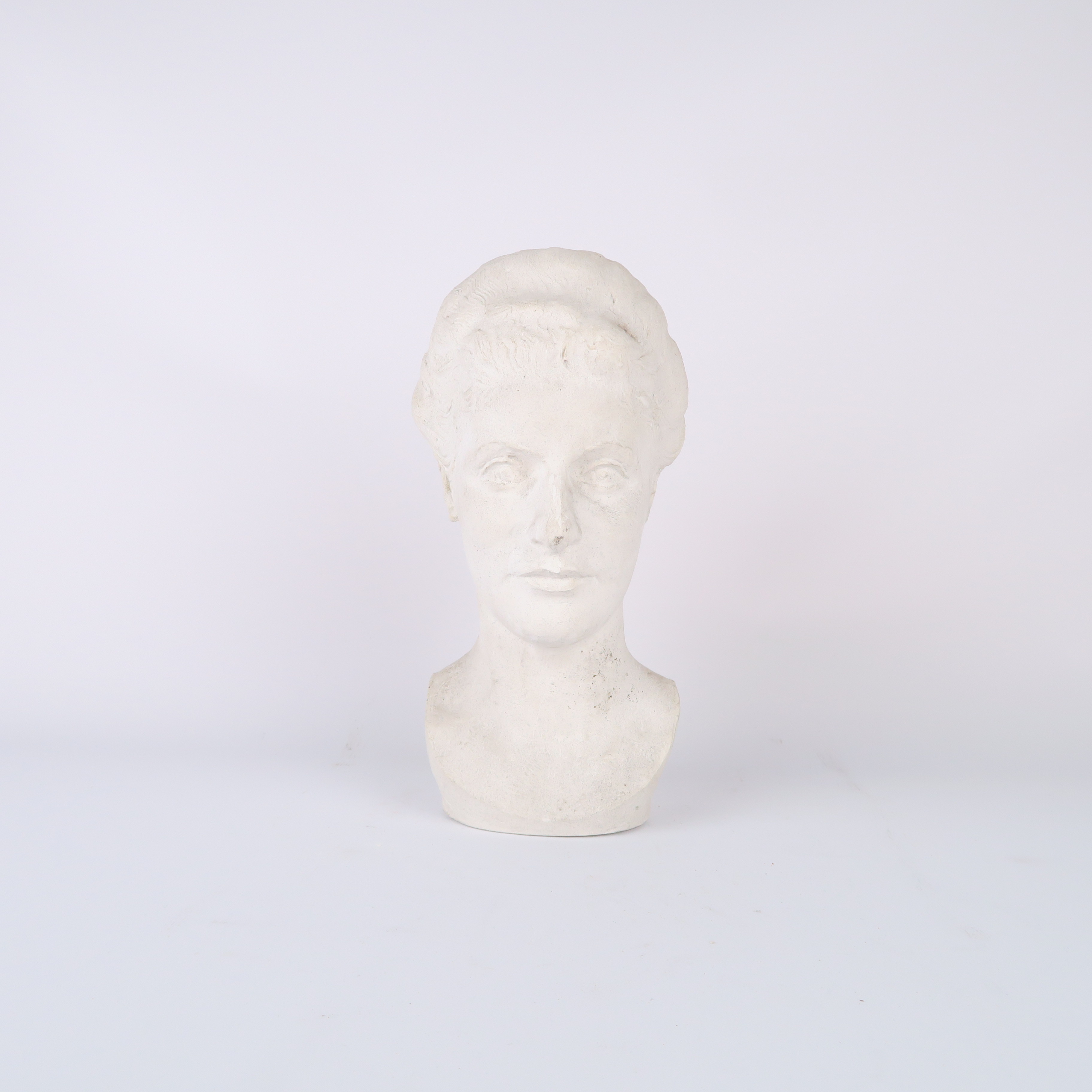 buste d'une femme en plâtre 