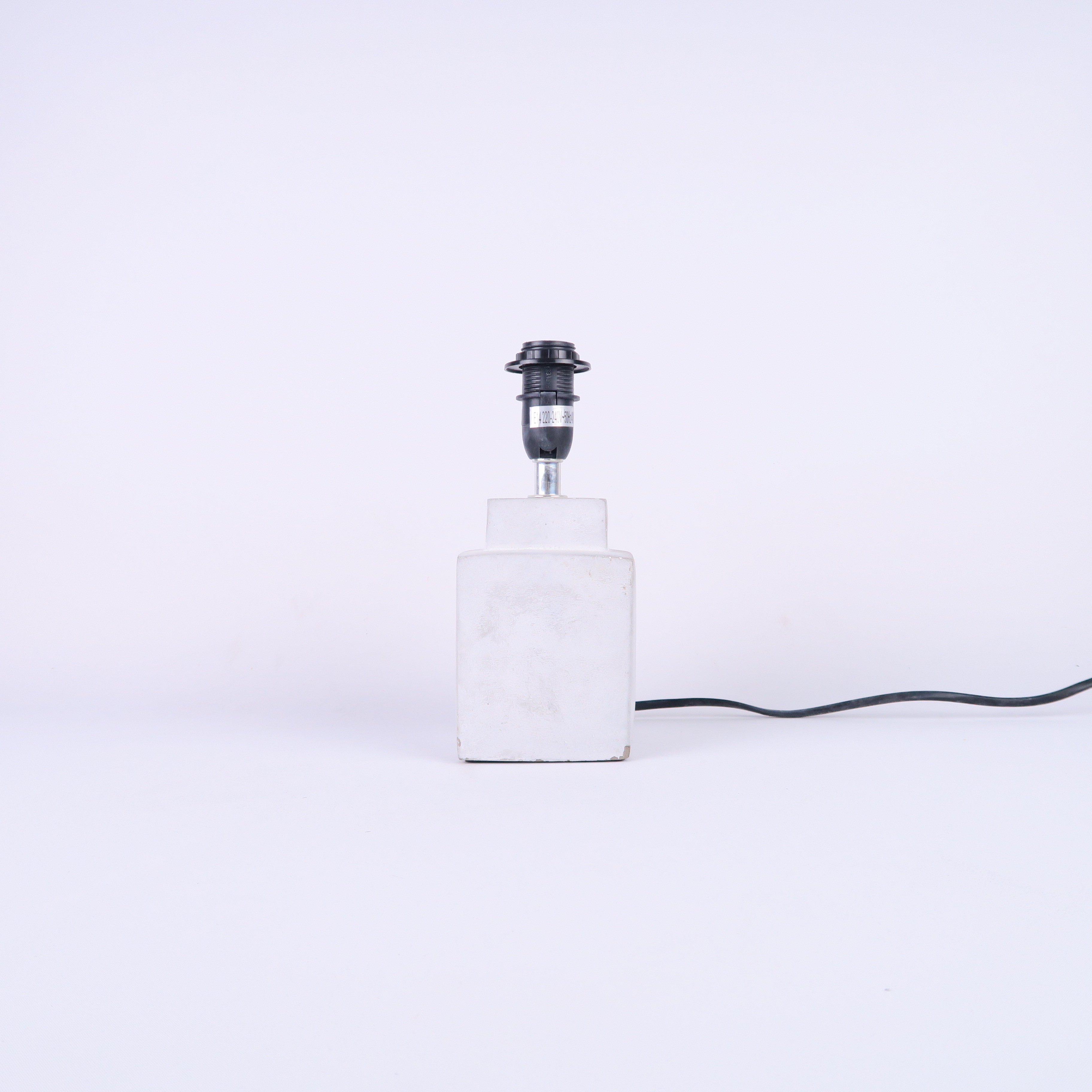 pied de lampe en plâtre cubique