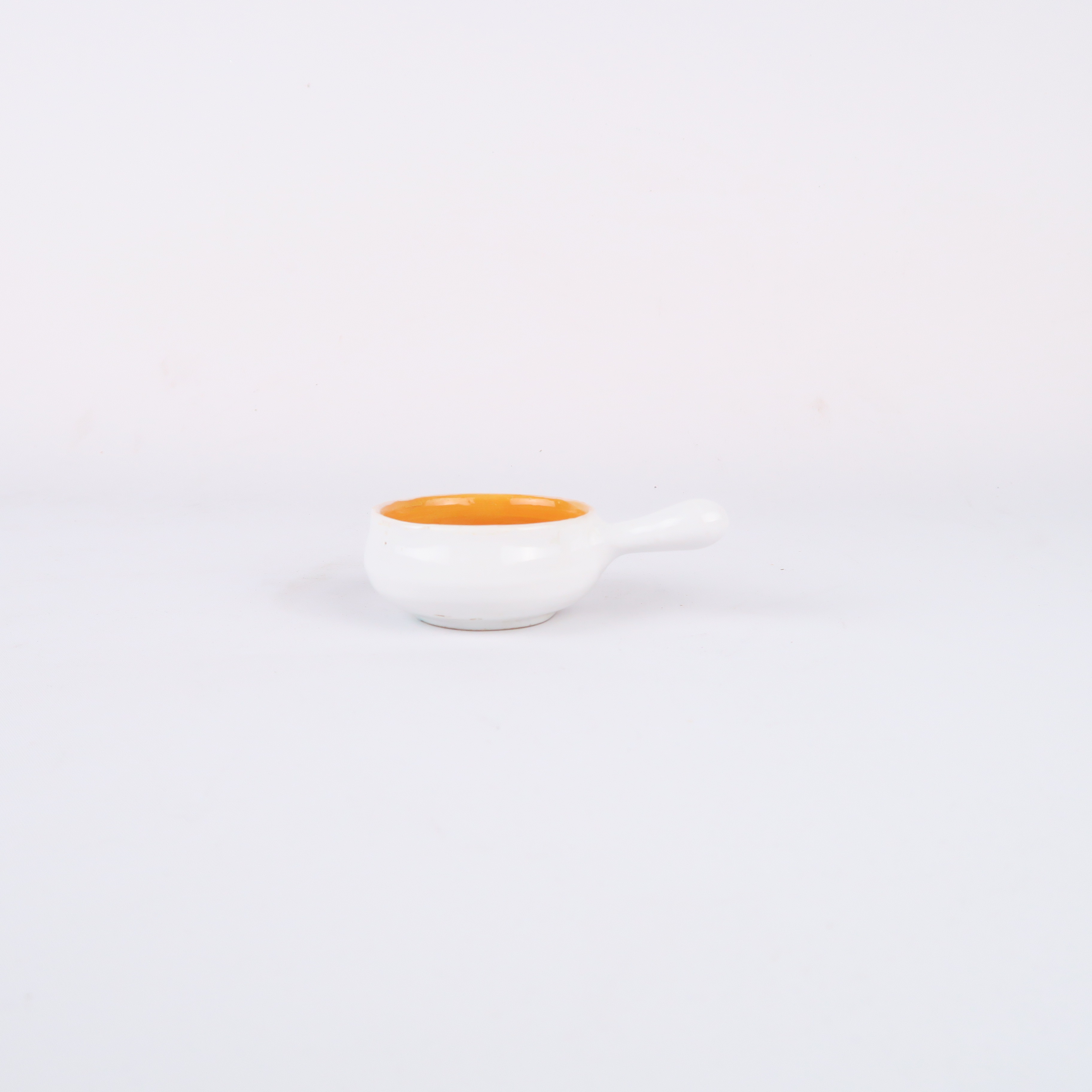 petit plat émaillé blanc, jaune et orange