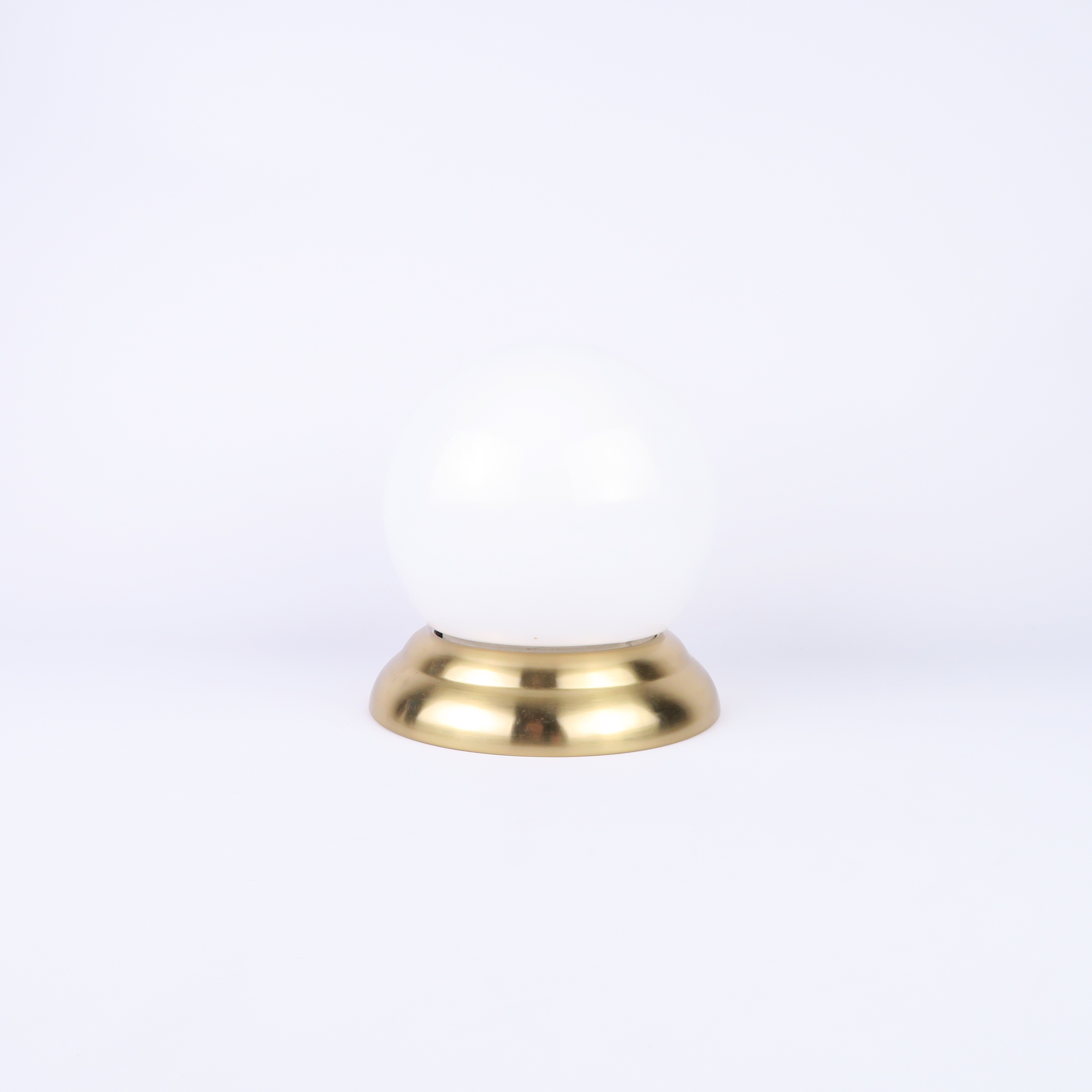 lampe boule avec son socle doré
