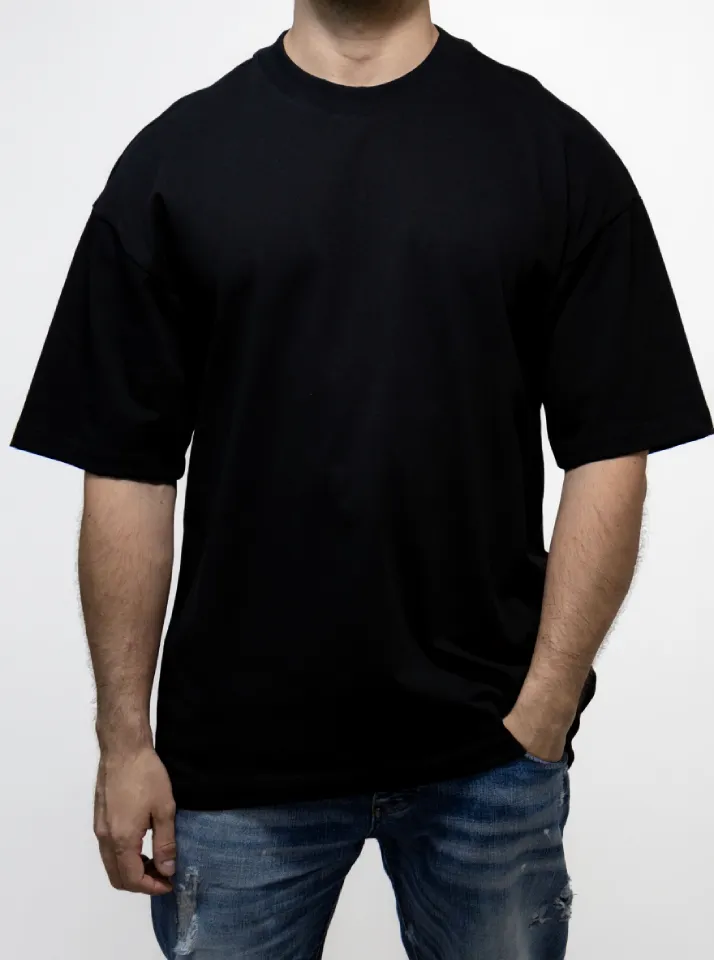 Foto frontal de un modelo usando una camiseta oversized de alto gramaje. Camisetas de lujo al por mayor. GAT Fashion Lab