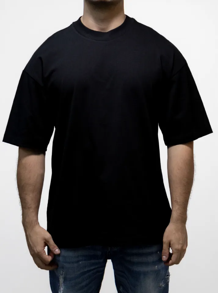 Foto frontal de un modelo usando una camiseta Oversized de alto gramaje.