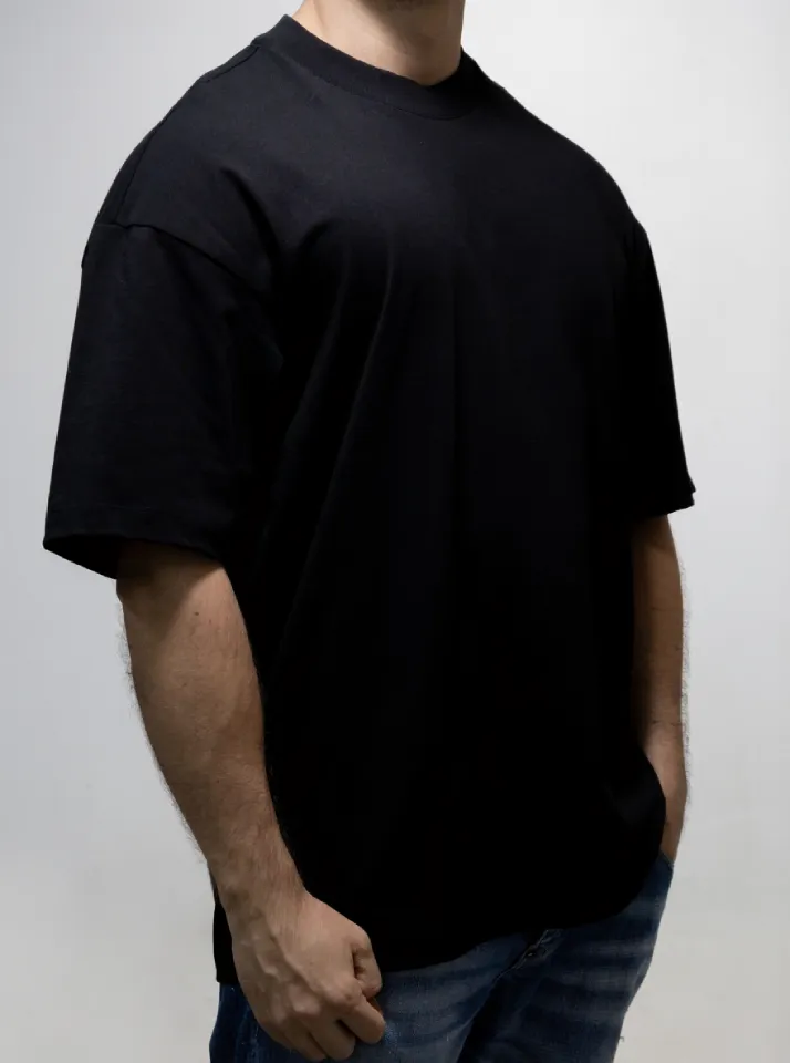 Foto tres cuartos de un modelo usando una camiseta Oversized de alto gramaje.