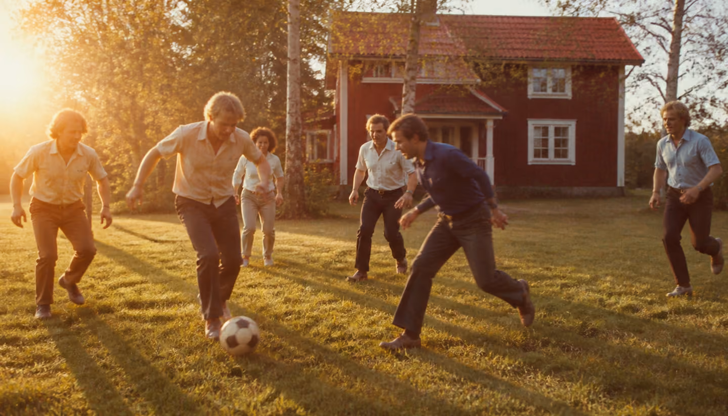 Mamma med barn i knät på en veranda vid ett gult trähus