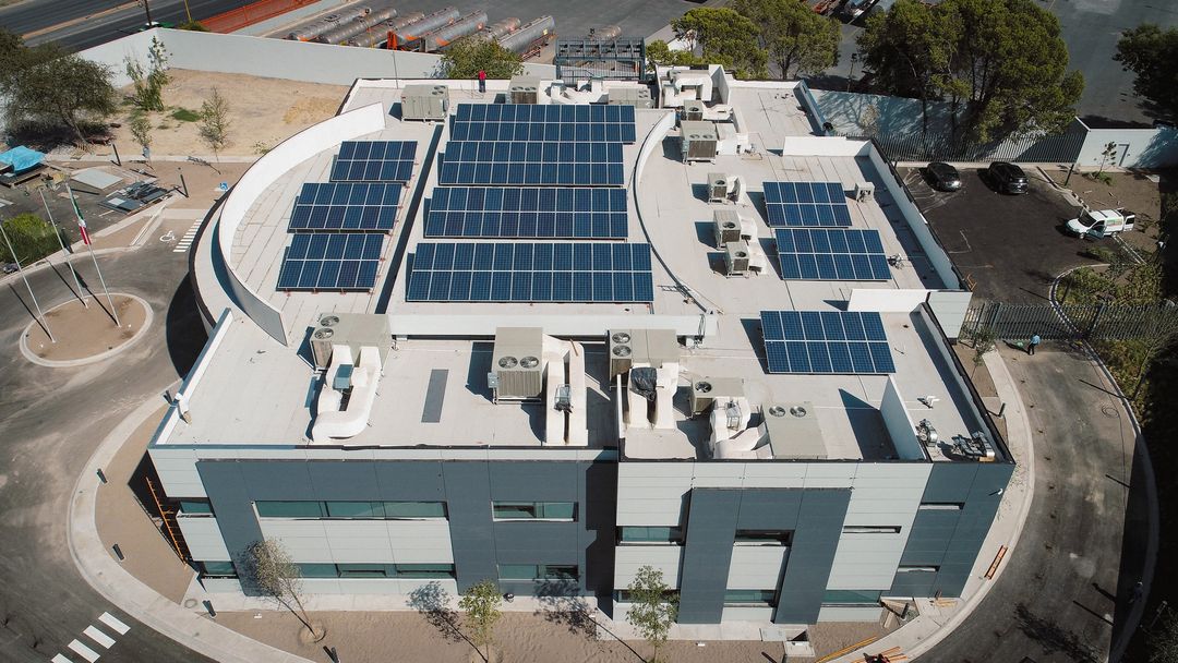 Edificio con paneles solares instalados por Galt Energy