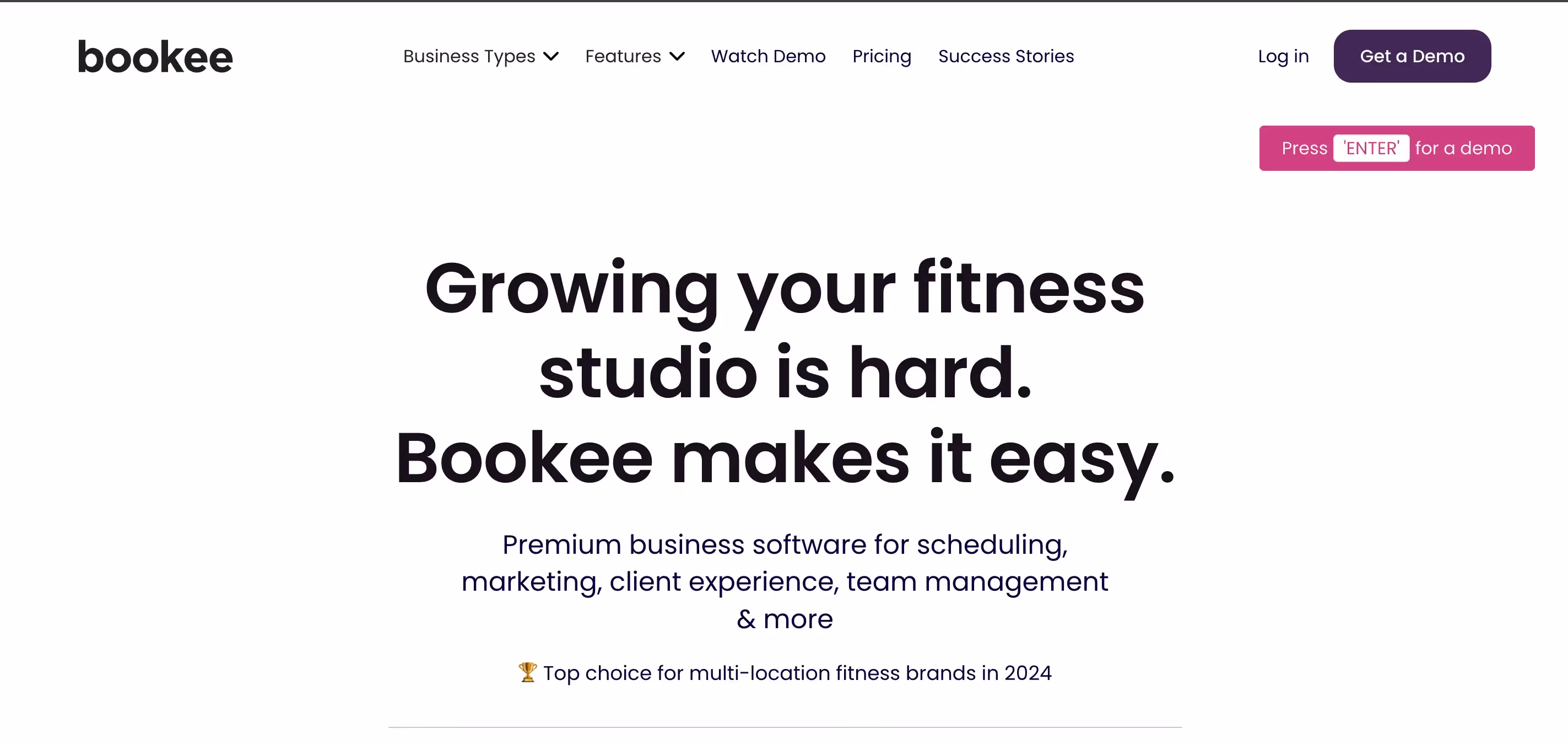 Página de inicio de Bookee, con un fondo minimalista y texto que destaca 'Growing your fitness studio is hard. Bookee makes it easy.' El sitio promueve su software de negocios premium para programación, marketing, experiencia del cliente, gestión de equipos y más, proclamándose como la elección principal para marcas de fitness con múltiples ubicaciones en 2024. Los botones ofrecen iniciar sesión y obtener una demostración, con un diseño limpio y profesional