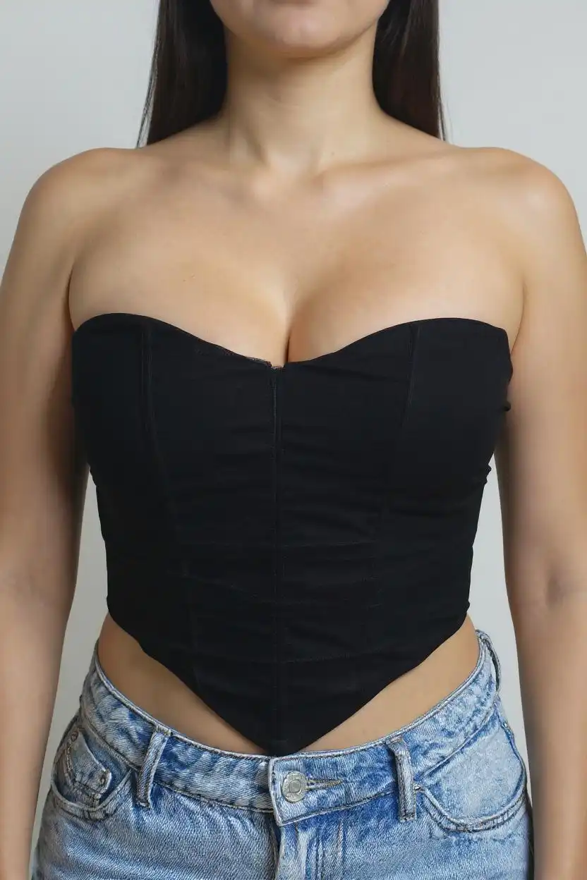 Top corset strapless en mesh elástico con refuerzo boned interno, pliegues horizontales de pincé en el torso y bajo en pico que realza la figura. Ideal para combinaciones de noche y eventos de cóctel.