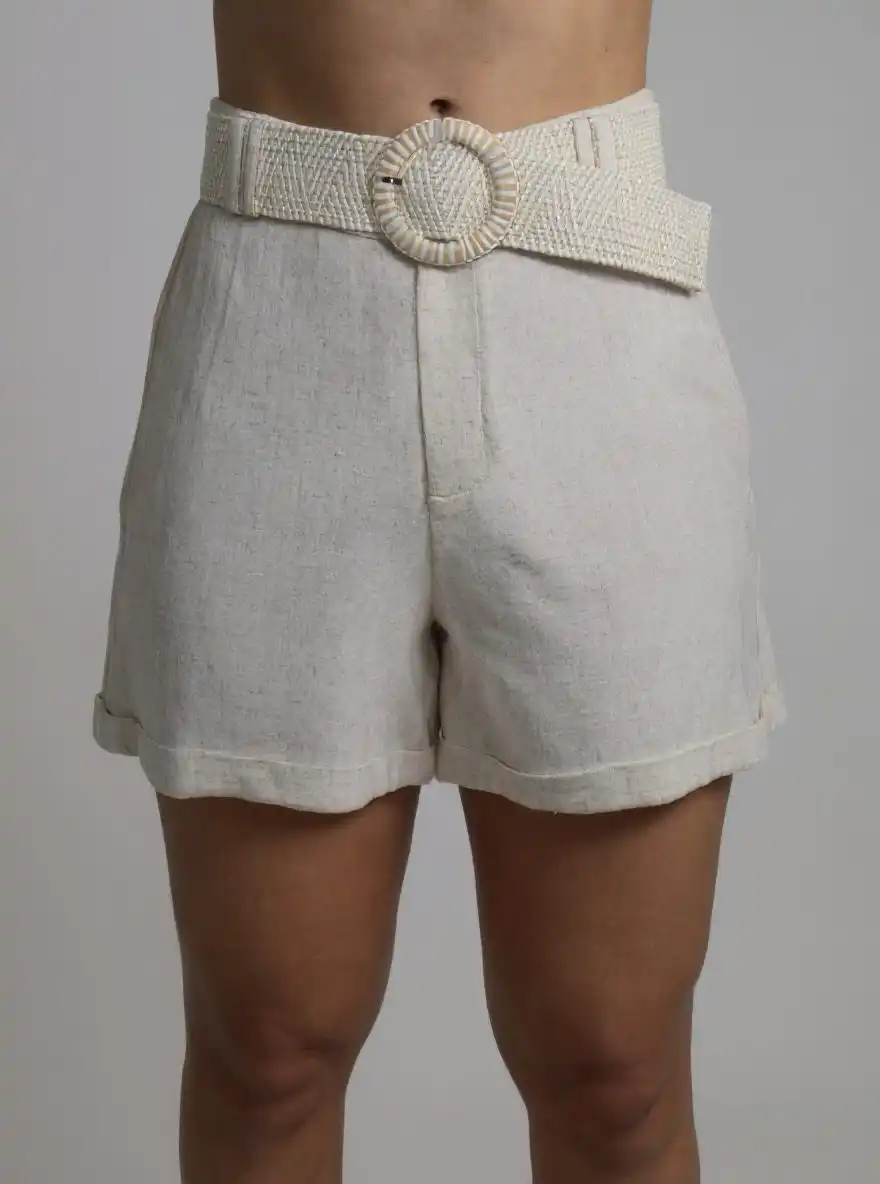 Short con cinturón tejido