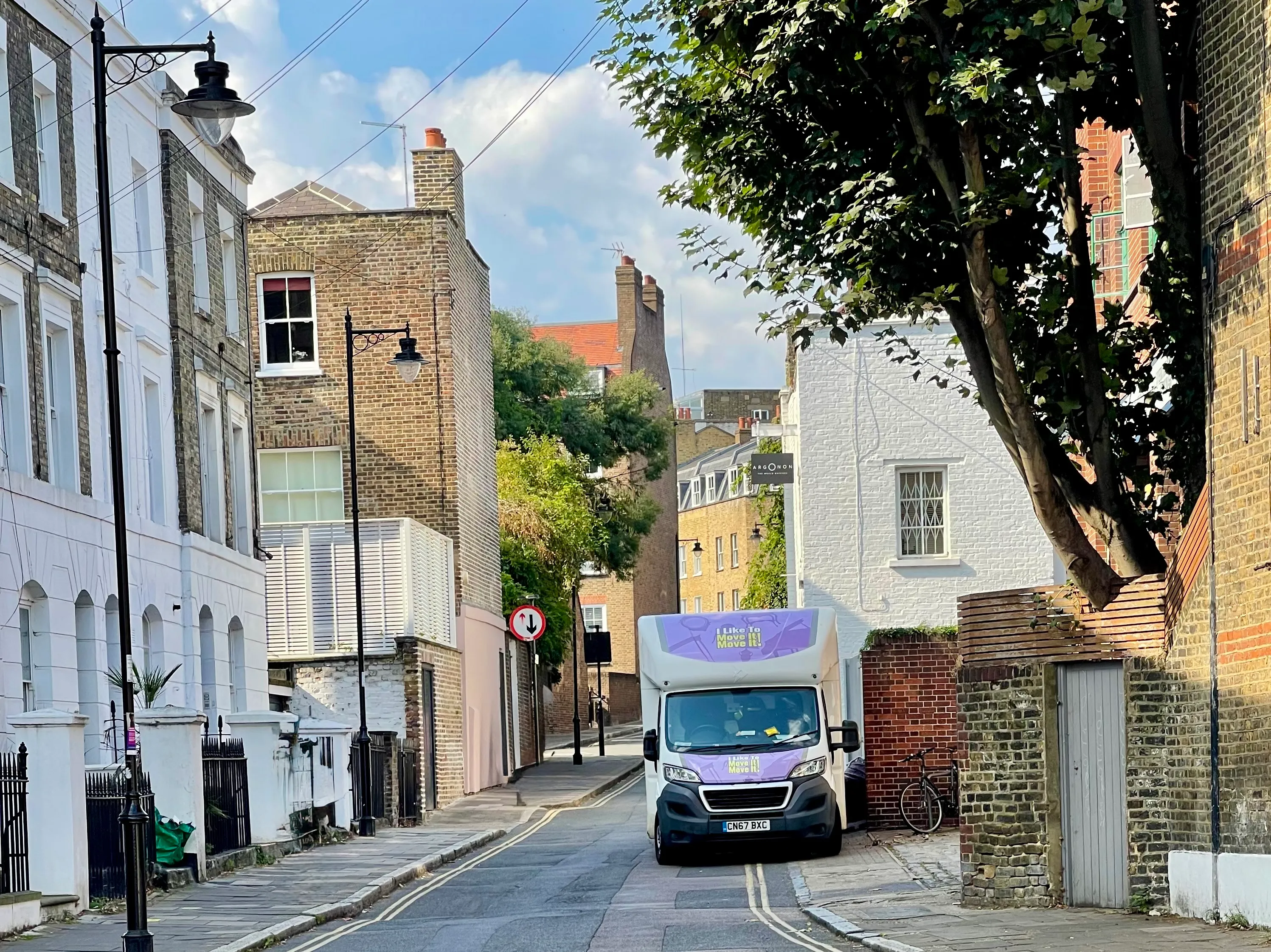 Man and Van delivering 2 bed flat near Paddington W2 | I Like to Move It Move it