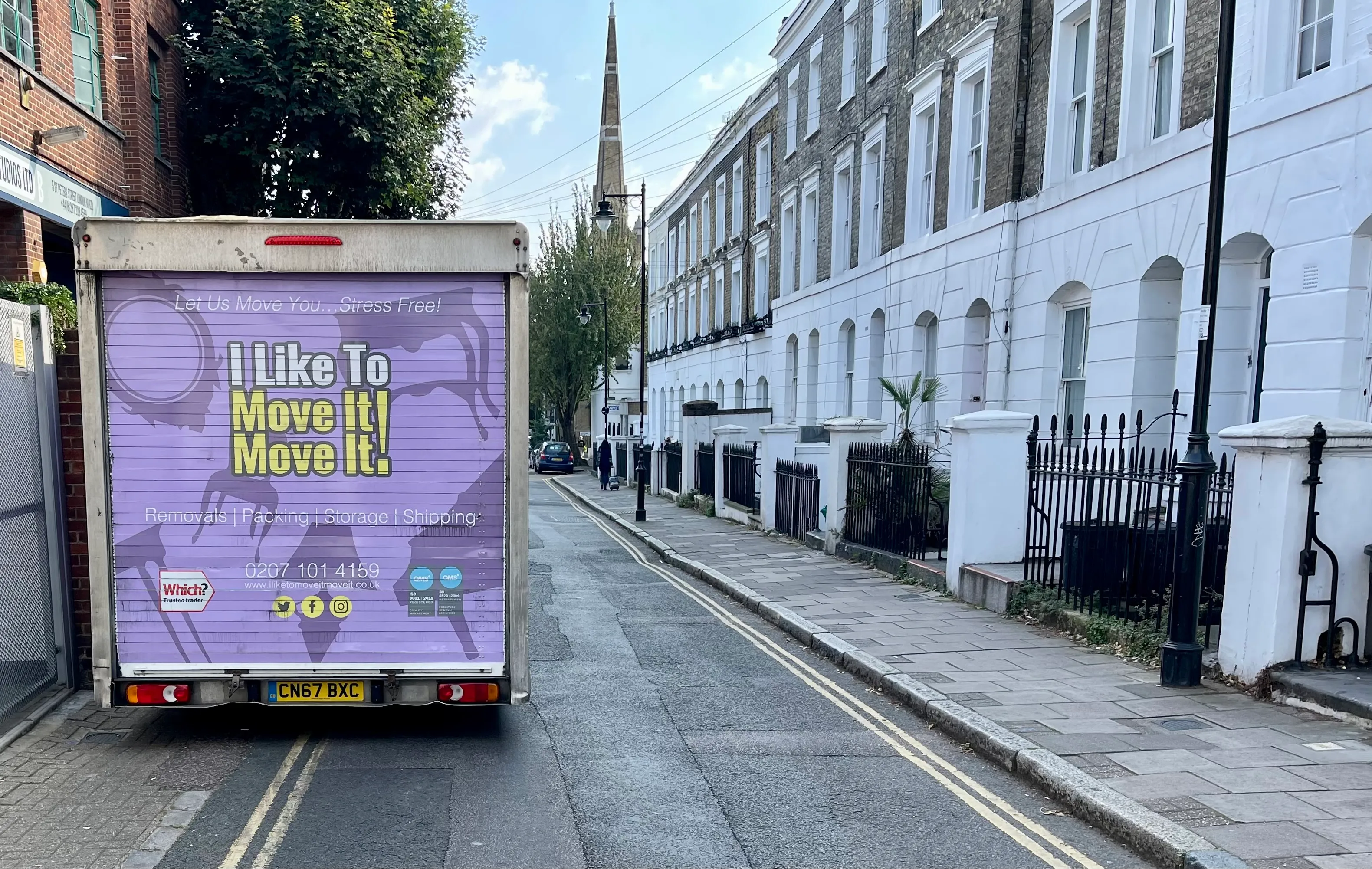 Expert man and van Highbury loading items in N5