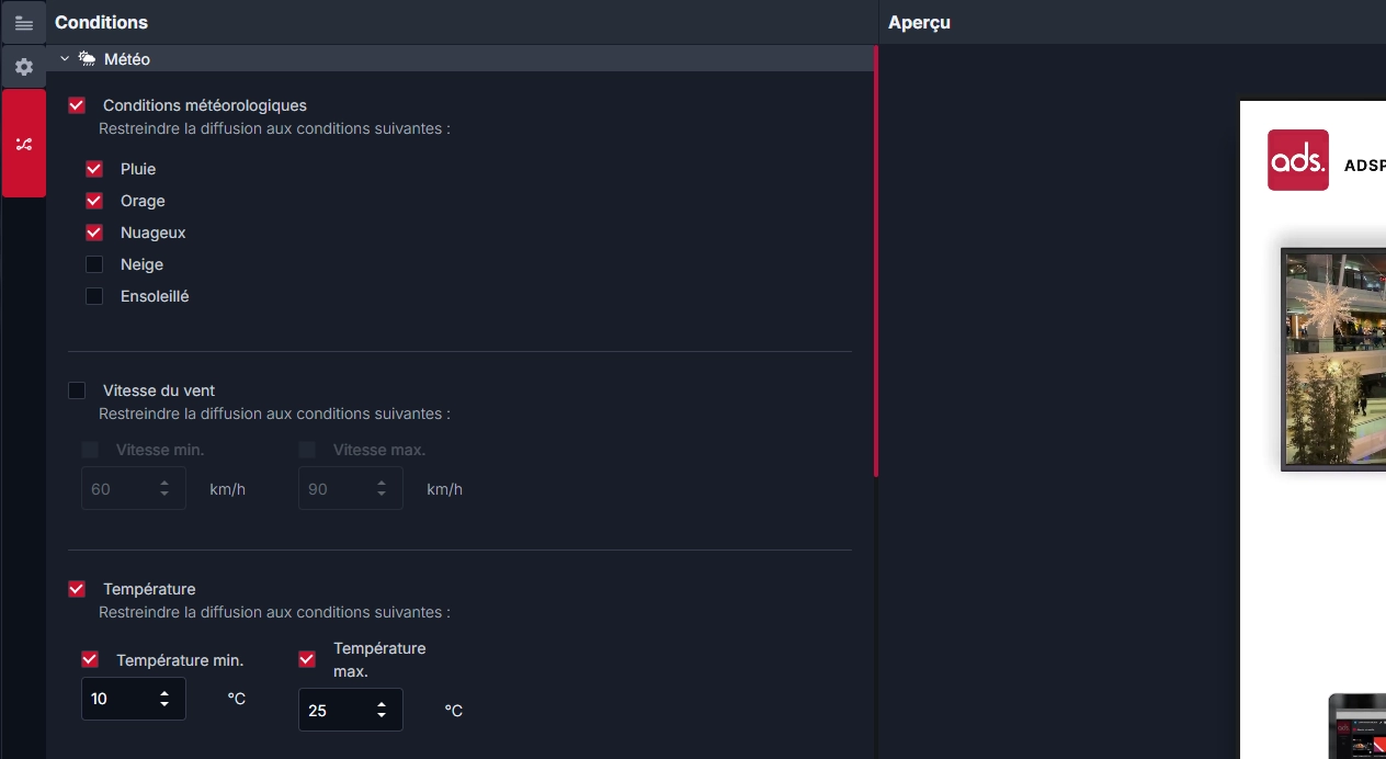 Interface montrant une liste de trois écrans nommés Centre, Droite, et Gauche avec leurs licences, programme national actif, statut de diffusion et état connecté ou hors-ligne.