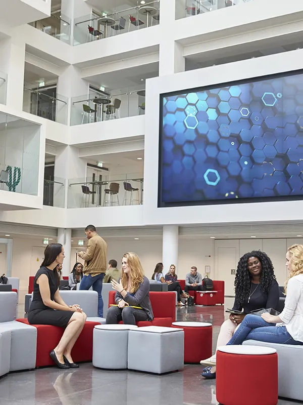 Interface montrant une liste de trois écrans nommés Centre, Droite, et Gauche avec leurs licences, programme national actif, statut de diffusion et état connecté ou hors-ligne.