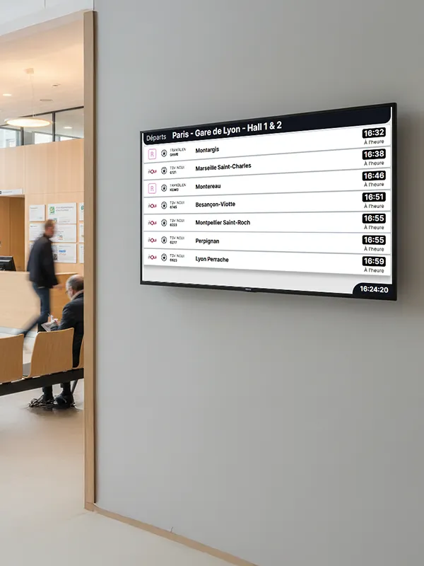 Interface montrant une liste de trois écrans nommés Centre, Droite, et Gauche avec leurs licences, programme national actif, statut de diffusion et état connecté ou hors-ligne.