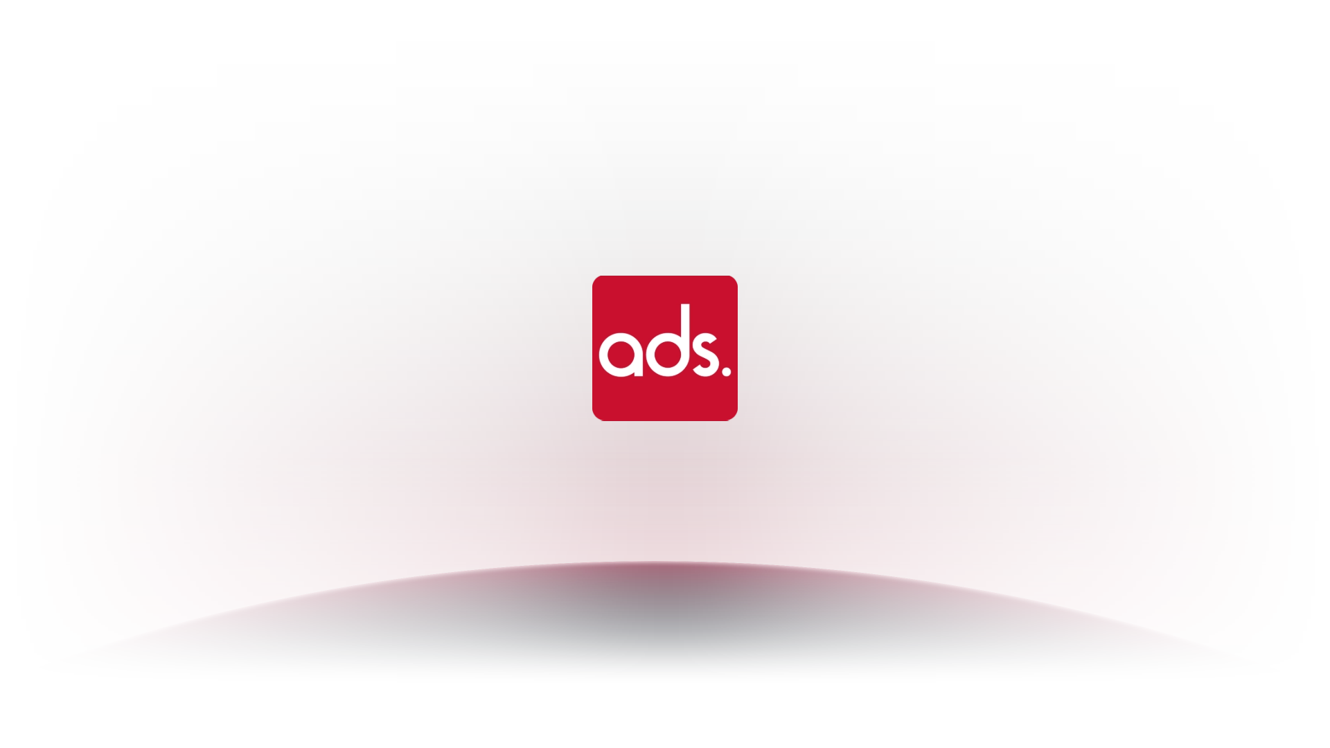 Interface montrant une liste de trois écrans nommés Centre, Droite, et Gauche avec leurs licences, programme national actif, statut de diffusion et état connecté ou hors-ligne.