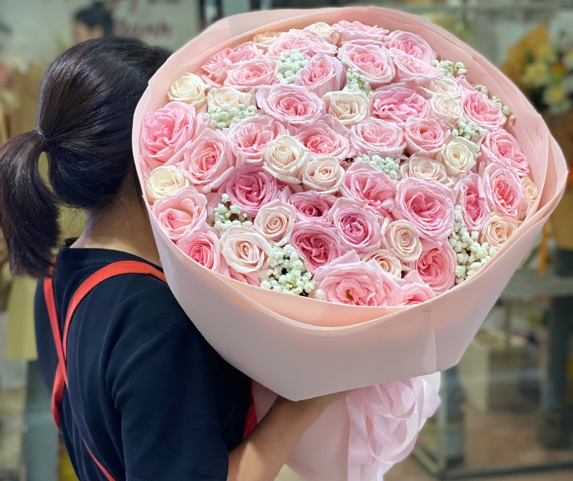 Bó Hoa Mừng Tuổi NSN - 016 là bó hoa tươi được Hoa Mãi Mãi tuyển chọn kỹ lưỡng, gửi gắm trọn vẹn tình cảm của người tặng.

- Tên sản phẩm: Bó Hoa Mừng Tuổi NSN - 016 – thiết kế cắm tay tỉ mỉ bởi đội ngũ florist của shop.

- Tone màu chủ đạo: tông hồng pastel nhẹ nhàng hòa cùng trắng tinh khôi; giấy gói giấy da bò kết hợp lưới hoa trong suốt, phối cùng ruy băng vải thô cùng tông.

- Thành phần hoa: kết hợp từ hồng hồng, tulip và baby, trong đó hoa hồng hồng mang ý nghĩa tình cảm nhẹ nhàng, sự dịu dàng; hoa tulip tượng trưng cho tình yêu chân thành, sự lãng mạn tinh khôi; hoa baby (bi trắng) gửi gắm tình yêu trong sáng, tinh tế và ngọt ngào.

- Kích thước: chiều cao từ 30cm - 60cm, có thể thay đổi linh hoạt theo yêu cầu; shop nhận cá nhân hóa số lượng hoa và cách phối màu theo sở thích khách đặt hàng.

- Kiểu gói: phong cách tự nhiên phóng khoáng như vừa hái từ vườn.

- Ý nghĩa và dịp tặng: thích hợp tặng trong các dịp lễ tốt nghiệp, ngày tình yêu, sinh nhật và kỷ niệm, hay đơn giản là một lời yêu thương bất ngờ dành cho người thân yêu.

- Đối tượng nhận: phù hợp để tặng đối tác, bạn gái, vợ, mẹ và bạn thân.

Liên hệ Hoa Mãi Mãi ngay hôm nay để đặt Bó Hoa Mừng Tuổi NSN - 016, giao hoa tận nơi nhanh chóng, tươi mới trong ngày!