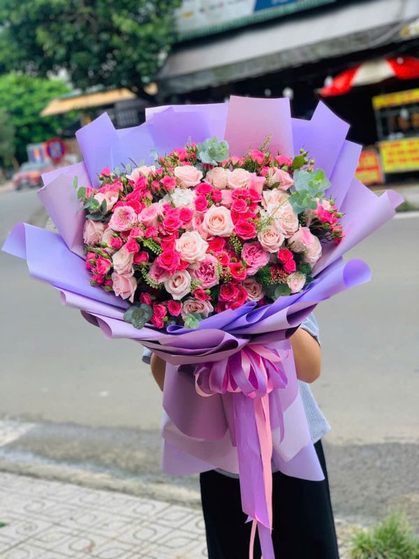 Hoa Mừng Sinh Nhật NSN - 005 là bó hoa tươi được Hoa Mãi Mãi tuyển chọn kỹ lưỡng, gửi gắm trọn vẹn tình cảm của người tặng.

- Tên sản phẩm: Hoa Mừng Sinh Nhật NSN - 005 – thiết kế cắm tay tỉ mỉ bởi đội ngũ florist của shop.

- Tone màu chủ đạo: tông hồng pastel nhẹ nhàng hòa cùng trắng tinh khôi; giấy gói giấy da bò kết hợp lưới hoa trong suốt, phối cùng ruy băng vải thô cùng tông.

- Thành phần hoa: kết hợp từ hồng hồng, tulip và baby, trong đó hoa hồng hồng mang ý nghĩa tình cảm nhẹ nhàng, sự dịu dàng; hoa tulip tượng trưng cho tình yêu chân thành, sự lãng mạn tinh khôi; hoa baby (bi trắng) gửi gắm tình yêu trong sáng, tinh tế và ngọt ngào.

- Kích thước: chiều cao từ 35cm - 50cm, có thể thay đổi linh hoạt theo yêu cầu; shop nhận cá nhân hóa số lượng hoa và cách phối màu theo sở thích khách đặt hàng.

- Kiểu gói: phong cách tự nhiên phóng khoáng như vừa hái từ vườn.

- Ý nghĩa và dịp tặng: thích hợp tặng trong các dịp sinh nhật, lời xin lỗi, lễ tốt nghiệp và ngày tình yêu, hay đơn giản là một lời yêu thương bất ngờ dành cho người thân yêu.

- Đối tượng nhận: phù hợp để tặng đối tác, bạn gái, vợ, mẹ và bạn thân.

Liên hệ Hoa Mãi Mãi ngay hôm nay để đặt Hoa Mừng Sinh Nhật NSN - 005, giao hoa tận nơi nhanh chóng, tươi mới trong ngày!