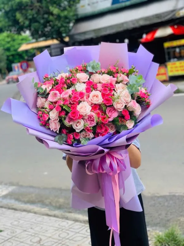 Màu sắc: cam đỏ. Dịp tặng: sinh nhật, lời xin lỗi, lễ tốt nghiệp, ngày tình yêu. Loại sản phẩm: Hoa tươi.

Hoa Mừng Sinh Nhật NSN - 005 là bó hoa tươi được Hoa Mãi Mãi tuyển chọn kỹ lưỡng, gửi gắm trọn vẹn tình cảm của người tặng.

- Tên sản phẩm: Hoa Mừng Sinh Nhật NSN - 005 – thiết kế cắm tay tỉ mỉ bởi đội ngũ florist của shop.

- Tone màu chủ đạo: tông hồng pastel nhẹ nhàng hòa cùng trắng tinh khôi; giấy gói giấy da bò kết hợp lưới hoa trong suốt, phối cùng ruy băng vải thô cùng tông.

- Thành phần hoa: kết hợp từ hồng hồng, tulip và baby, trong đó hoa hồng hồng mang ý nghĩa tình cảm nhẹ nhàng, sự dịu dàng; hoa tulip tượng trưng cho tình yêu chân thành, sự lãng mạn tinh khôi; hoa baby (bi trắng) gửi gắm tình yêu trong sáng, tinh tế và ngọt ngào.

- Kích thước: chiều cao từ 35cm - 50cm, có thể thay đổi linh hoạt theo yêu cầu; shop nhận cá nhân hóa số lượng hoa và cách phối màu theo sở thích khách đặt hàng.

- Kiểu gói: phong cách tự nhiên phóng khoáng như vừa hái từ vườn.

- Ý nghĩa và dịp tặng: thích hợp tặng trong các dịp sinh nhật, lời xin lỗi, lễ tốt nghiệp và ngày tình yêu, hay đơn giản là một lời yêu thương bất ngờ dành cho người thân yêu.

- Đối tượng nhận: phù hợp để tặng đối tác, bạn gái, vợ, mẹ và bạn thân.

Liên hệ Hoa Mãi Mãi ngay hôm nay để đặt Hoa Mừng Sinh Nhật NSN - 005, giao hoa tận nơi nhanh chóng, tươi mới trong ngày!