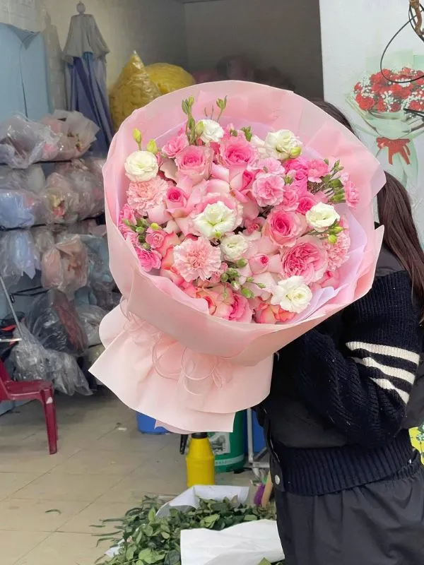Màu sắc: đỏ đằm thắm phối cùng hồng dịu dàng. Dịp tặng: kỷ niệm, lời xin lỗi, lễ tốt nghiệp, ngày tình yêu. Loại sản phẩm: Hoa tươi.

Bó Hoa Tặng Vợ NSN -23 là bó hoa tươi được Hoa Mãi Mãi tuyển chọn kỹ lưỡng, gửi gắm trọn vẹn tình cảm của người tặng.

- Tên sản phẩm: Bó Hoa Tặng Vợ NSN -23 – thiết kế cắm tay tỉ mỉ bởi đội ngũ florist của shop.

- Tone màu chủ đạo: tông đỏ đằm thắm phối cùng hồng dịu dàng; giấy gói giấy kraft nâu mộc mạc, phối cùng ruy băng satin trắng ngà.

- Thành phần hoa: kết hợp từ hồng đỏ, hồng hồng và baby, trong đó hoa hồng đỏ đại diện cho tình yêu nồng cháy, sự đam mê mãnh liệt; hoa hồng hồng mang ý nghĩa tình cảm nhẹ nhàng, sự dịu dàng; hoa baby (bi trắng) gửi gắm tình yêu trong sáng, tinh tế và ngọt ngào.

- Kích thước: chiều cao từ 40cm - 55cm, có thể thay đổi linh hoạt theo yêu cầu; shop nhận cá nhân hóa số lượng hoa và cách phối màu theo sở thích khách đặt hàng.

- Kiểu gói: kiểu gói tròn cổ điển, ôm trọn từng bông hoa.

- Ý nghĩa và dịp tặng: thích hợp tặng trong các dịp kỷ niệm, lời xin lỗi, lễ tốt nghiệp và ngày tình yêu, hay đơn giản là một lời yêu thương bất ngờ dành cho người thân yêu.

- Đối tượng nhận: phù hợp để tặng vợ, mẹ, bạn thân, đồng nghiệp và sếp.

Liên hệ Hoa Mãi Mãi ngay hôm nay để đặt Bó Hoa Tặng Vợ NSN -23, giao hoa tận nơi nhanh chóng, tươi mới trong ngày!