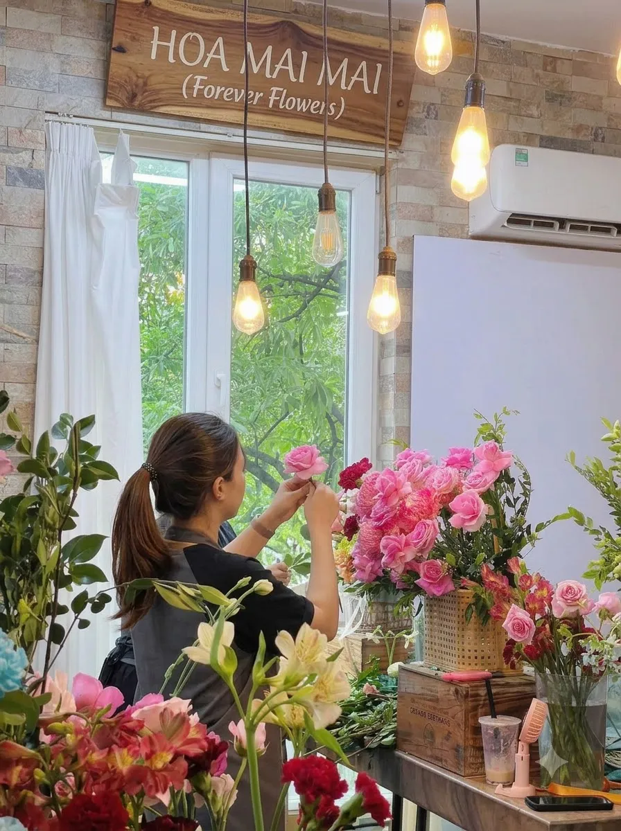 Thợ hoa tỉa hoa hồng bên cửa sổ tại Hà Trung, Thanh Hóa
