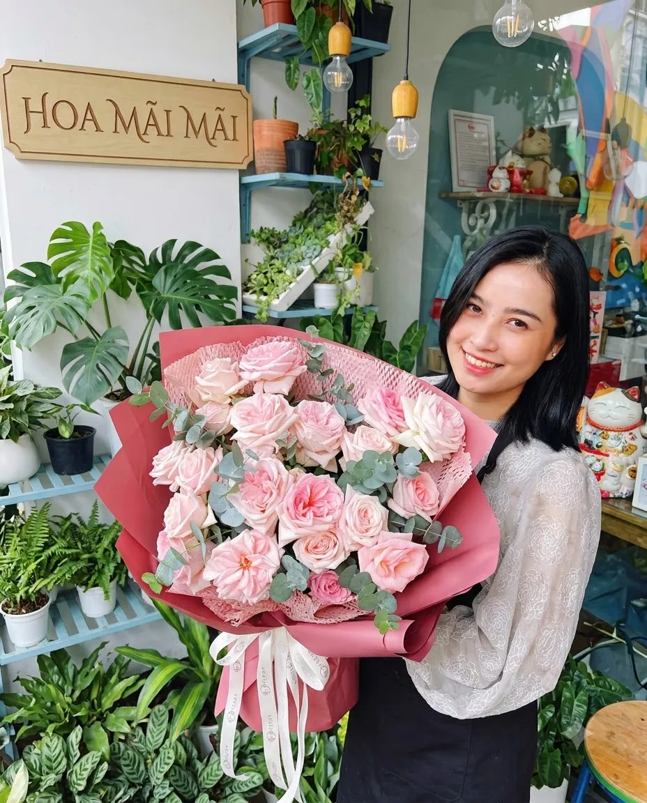 Bó hoa hồng phấn gói giấy đỏ đô tại Trà Ôn, Vĩnh Long