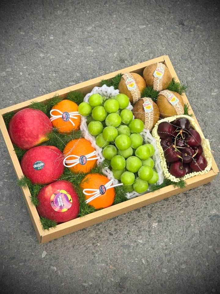 Khay trái cây gồm táo cam nho lê và cherry tại Tân Trụ, Long An
