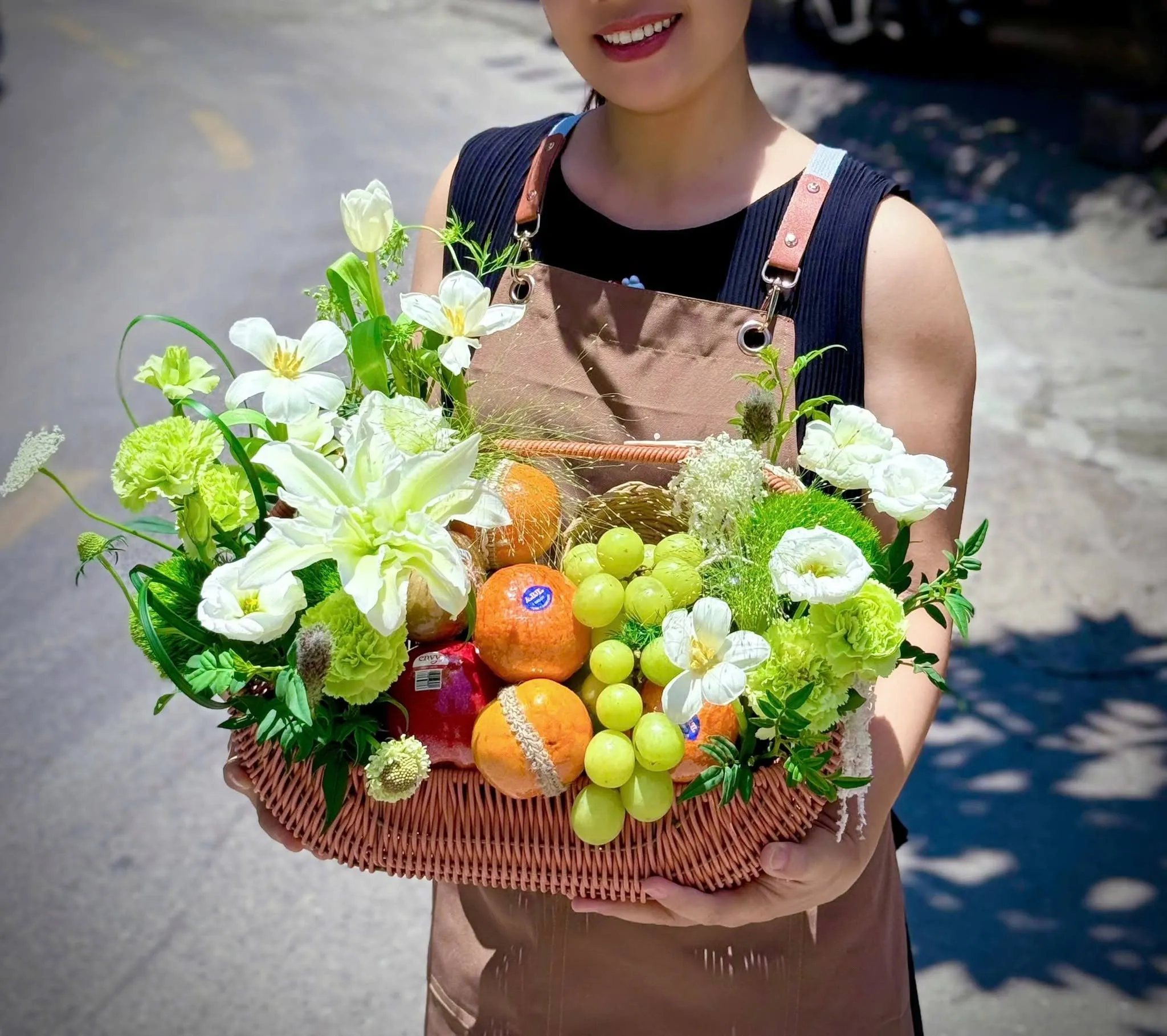 Cô gái cầm giỏ trái cây mây phối hoa trắng tại Huyện Đạ Huoai, Lâm Đồng