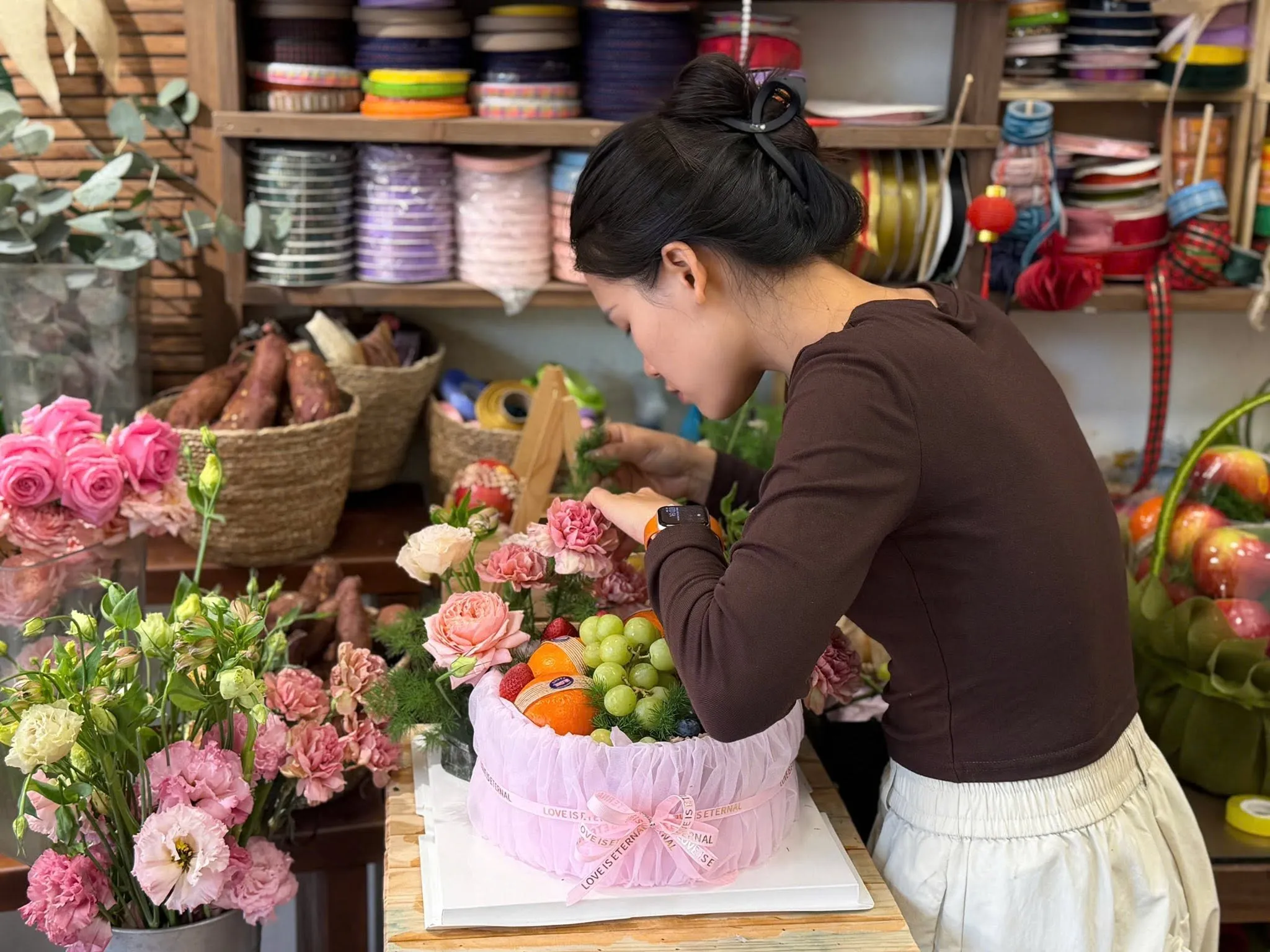 Nhân viên cắm giỏ trái cây kiểu bánh kem hồng tại Huyện Côn Đảo