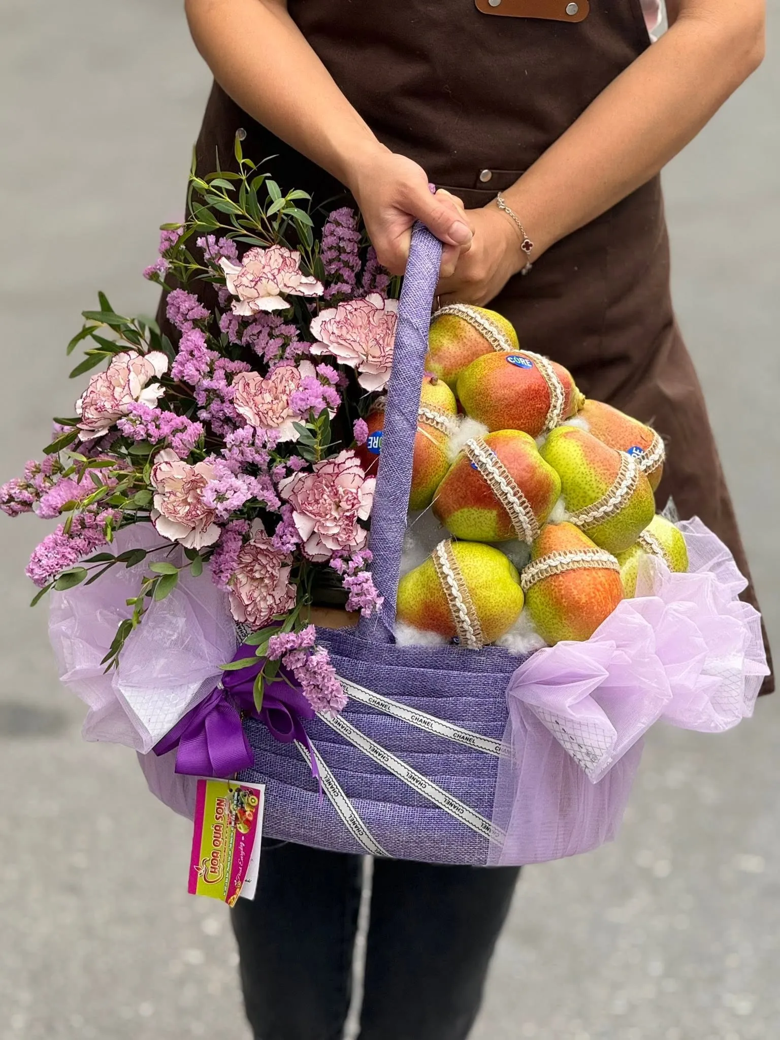 Giỏ trái cây tím phối lê hồng và hoa cẩm chướng tại Huyện Nam Đàn, Nghệ An