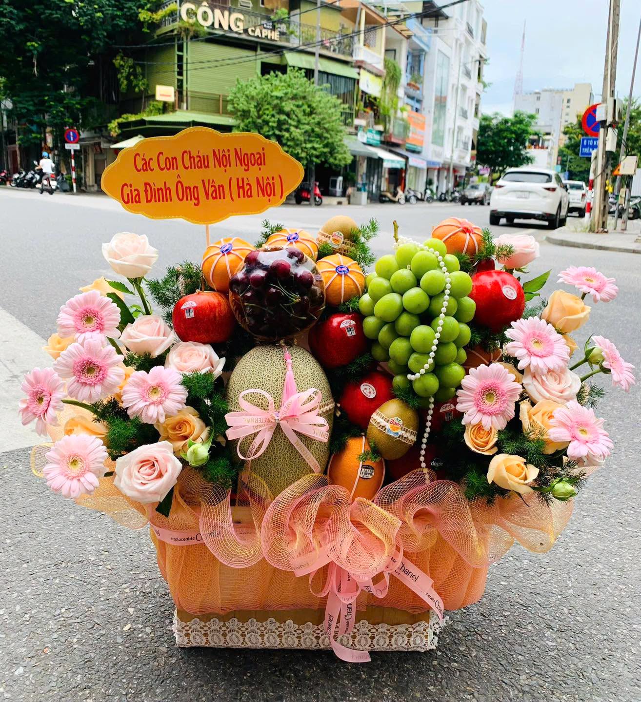 Giỏ trái cây lớn đặt ngoài đường phố tại Huyện Đạ Huoai, Lâm Đồng