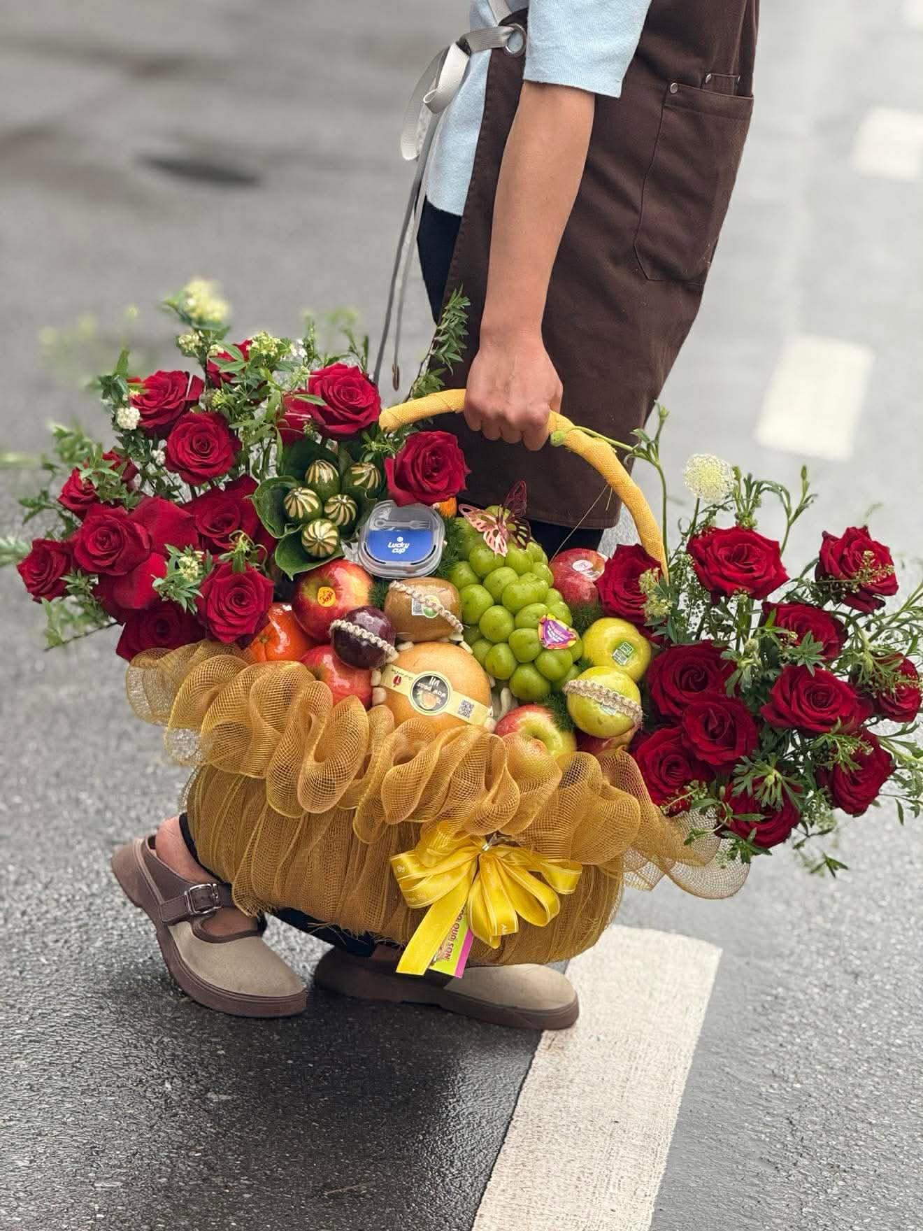 Người xách giỏ trái cây phối hoa hồng đỏ hai bên tại Tân Trụ, Long An