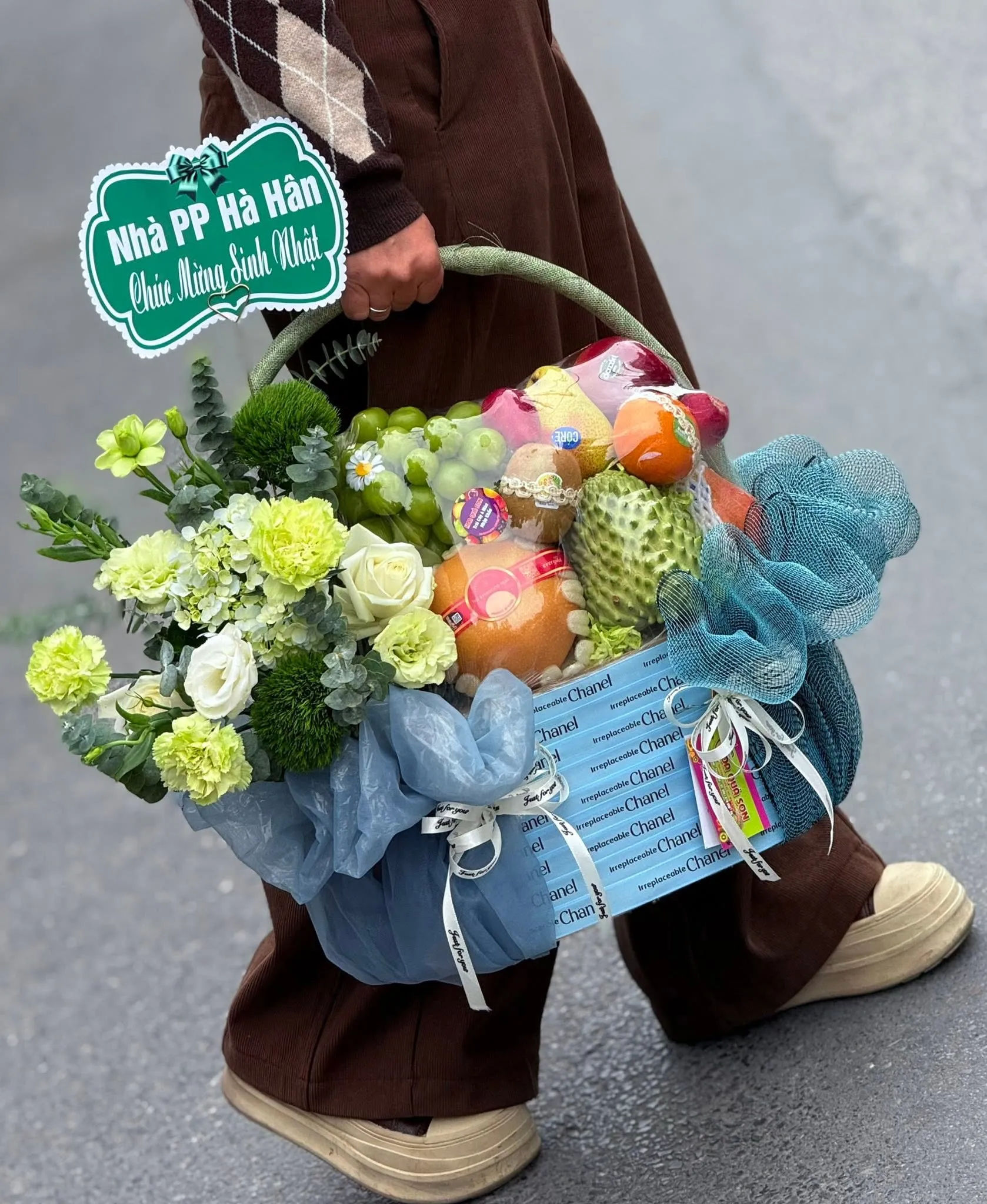 Người xách giỏ trái cây phối hoa trắng vàng tại Tây Sơn, Bình Định