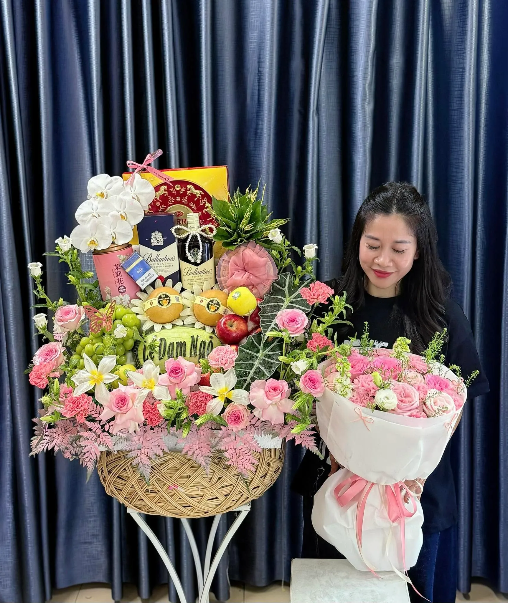 Giỏ quà trái cây kèm rượu bánh phối hoa hồng tại Tây Sơn, Bình Định