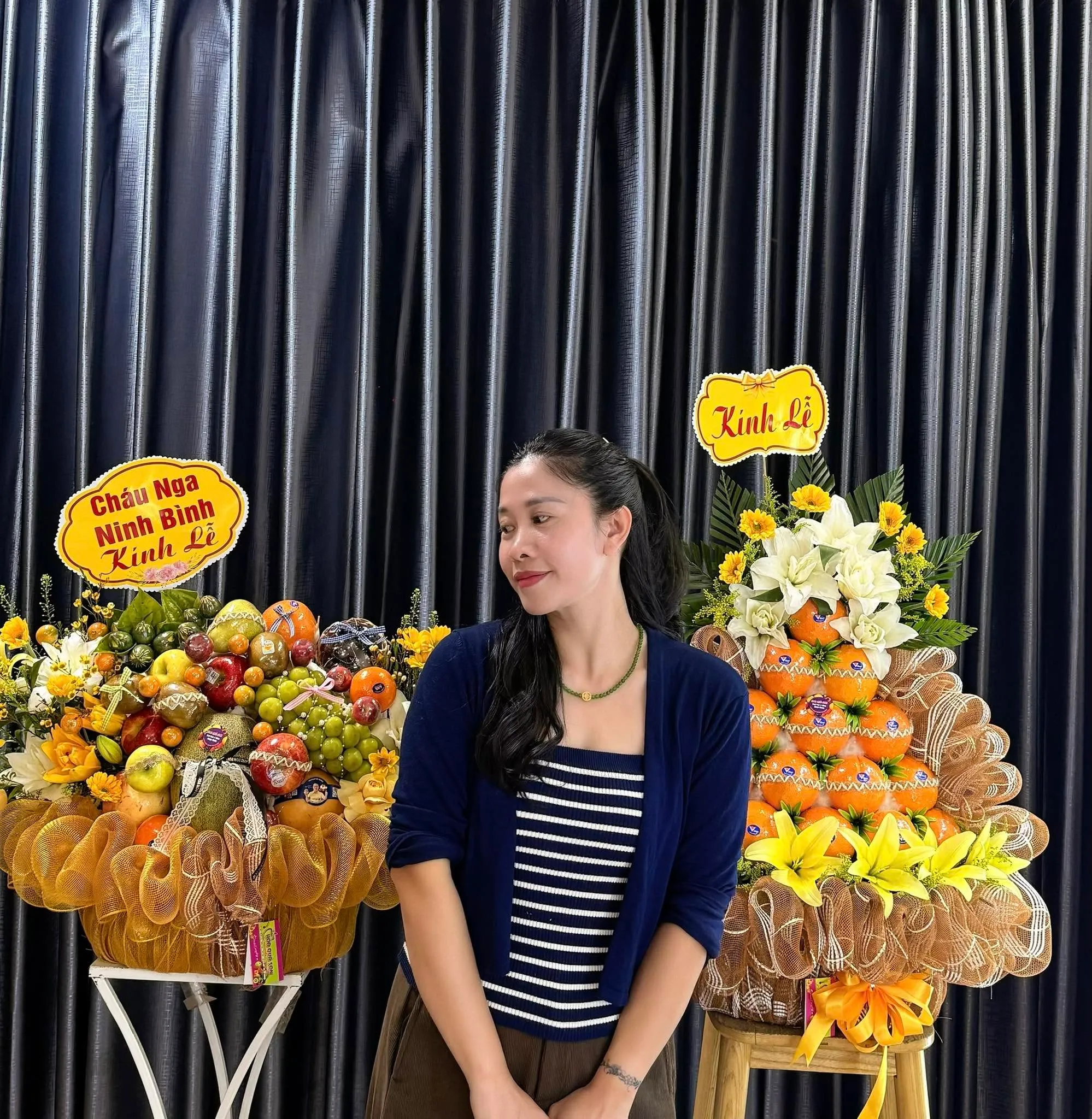 Hai kệ trái cây hình tháp lớn đặt trên giá tại Tây Sơn, Bình Định