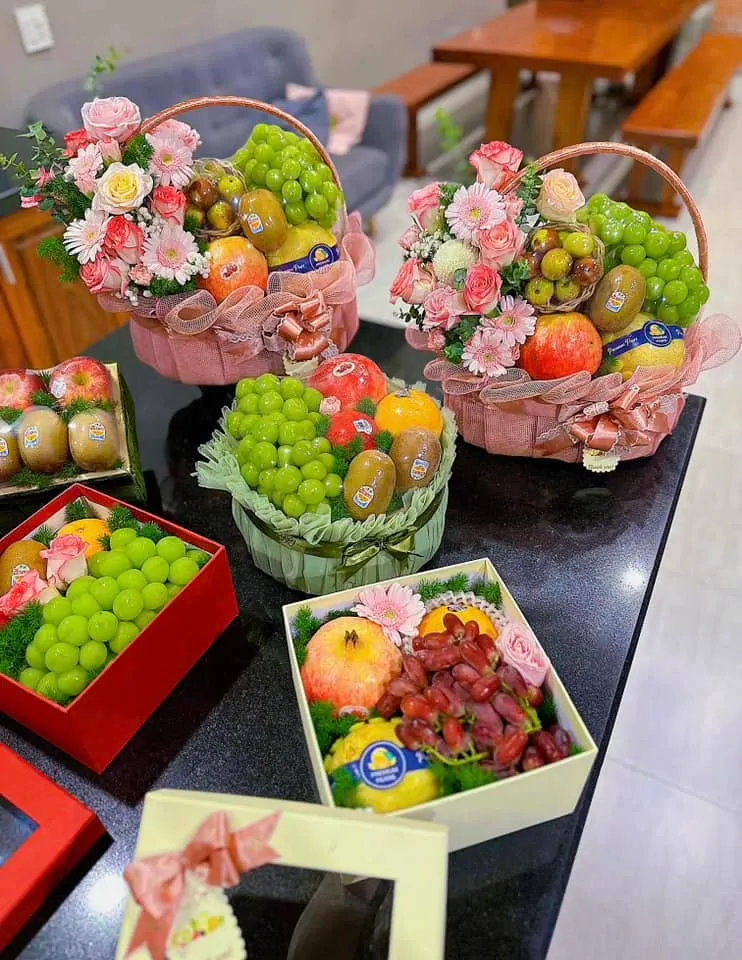 Nhiều giỏ và hộp quà trái cây bày trên bàn tại Huyện Tam Đường, Lai Châu