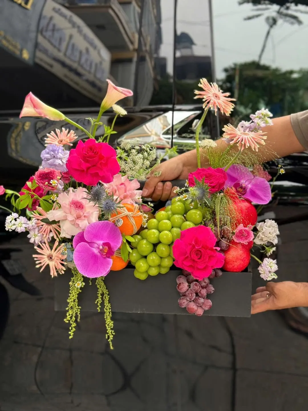 Hộp hoa tươi phối trái cây đặt trên xe hơi tại Ayun Pa, Gia Lai