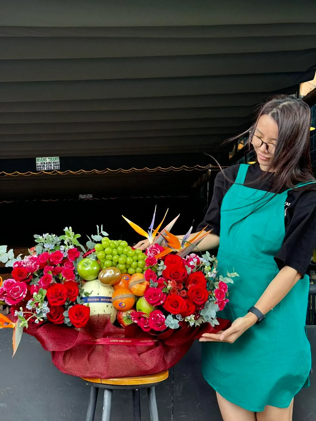 Giỏ trái cây lớn phối hoa hồng đỏ và thiên điểu tại Ayun Pa, Gia Lai