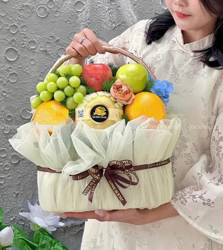Cô gái cầm giỏ trái cây bọc vải kem tại Ayun Pa, Gia Lai