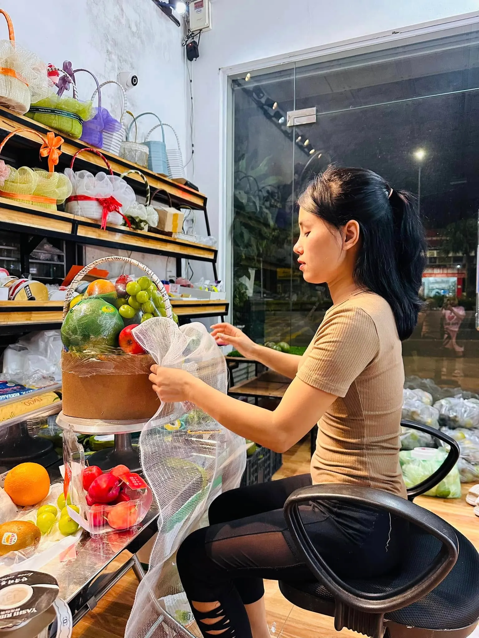 Nhân viên gói giỏ trái cây trong cửa hàng hoa quả tại Huyện Tam Đường, Lai Châu