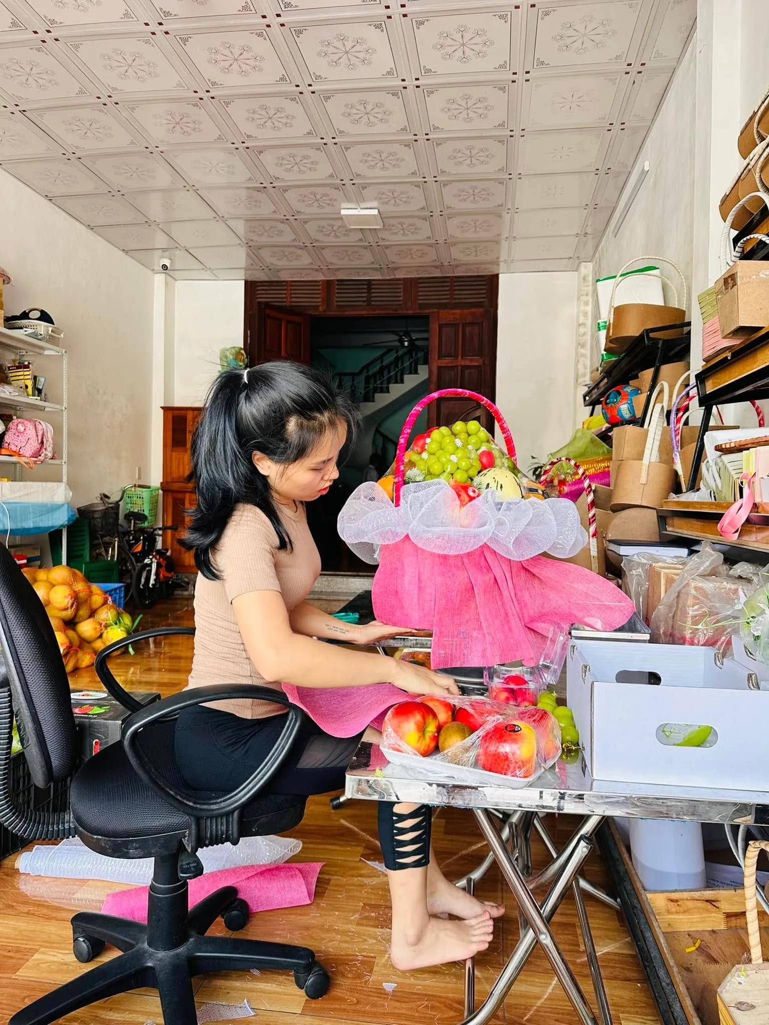 Nhân viên làm giỏ trái cây trong xưởng gói hoa tại Ayun Pa, Gia Lai