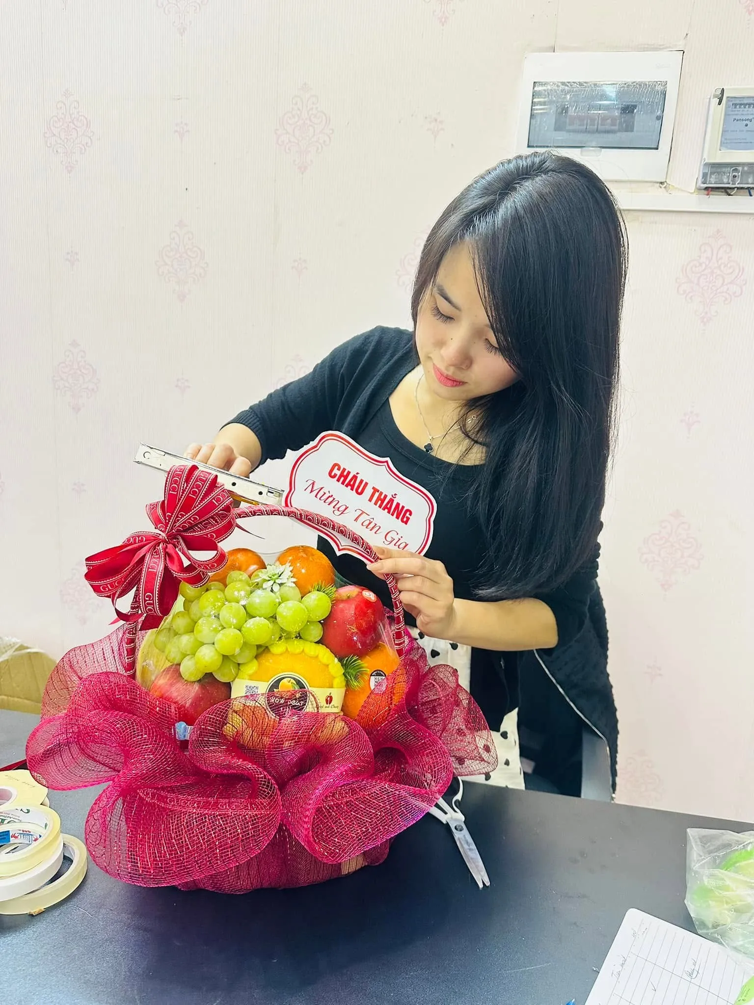 Nhân viên trang trí giỏ trái cây bọc lưới đỏ tại Huyện Tam Đường, Lai Châu