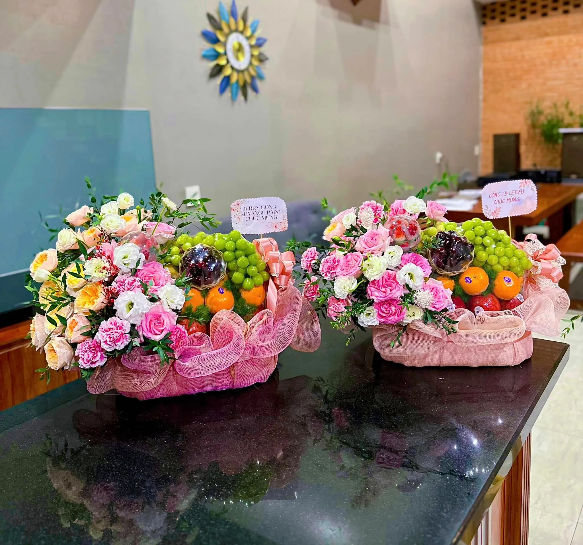 Hai giỏ hoa phối trái cây tông hồng trắng tại Ayun Pa, Gia Lai