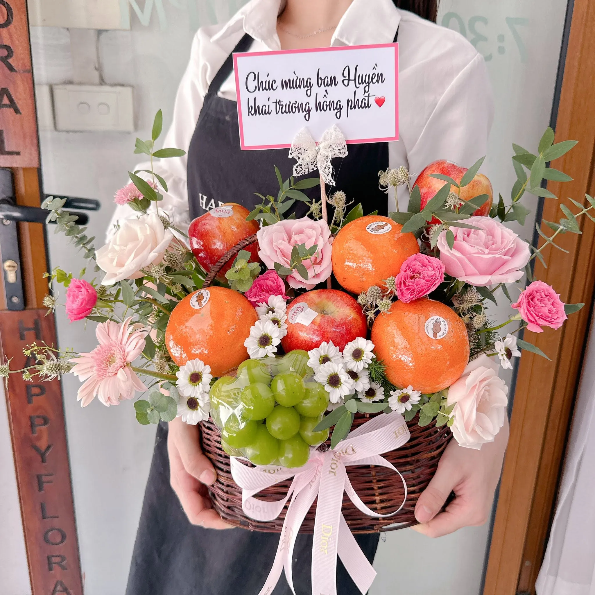 Giỏ trái cây mừng khai trương phối hoa hồng tại Huyện Kiên Lương, Kiên Giang
